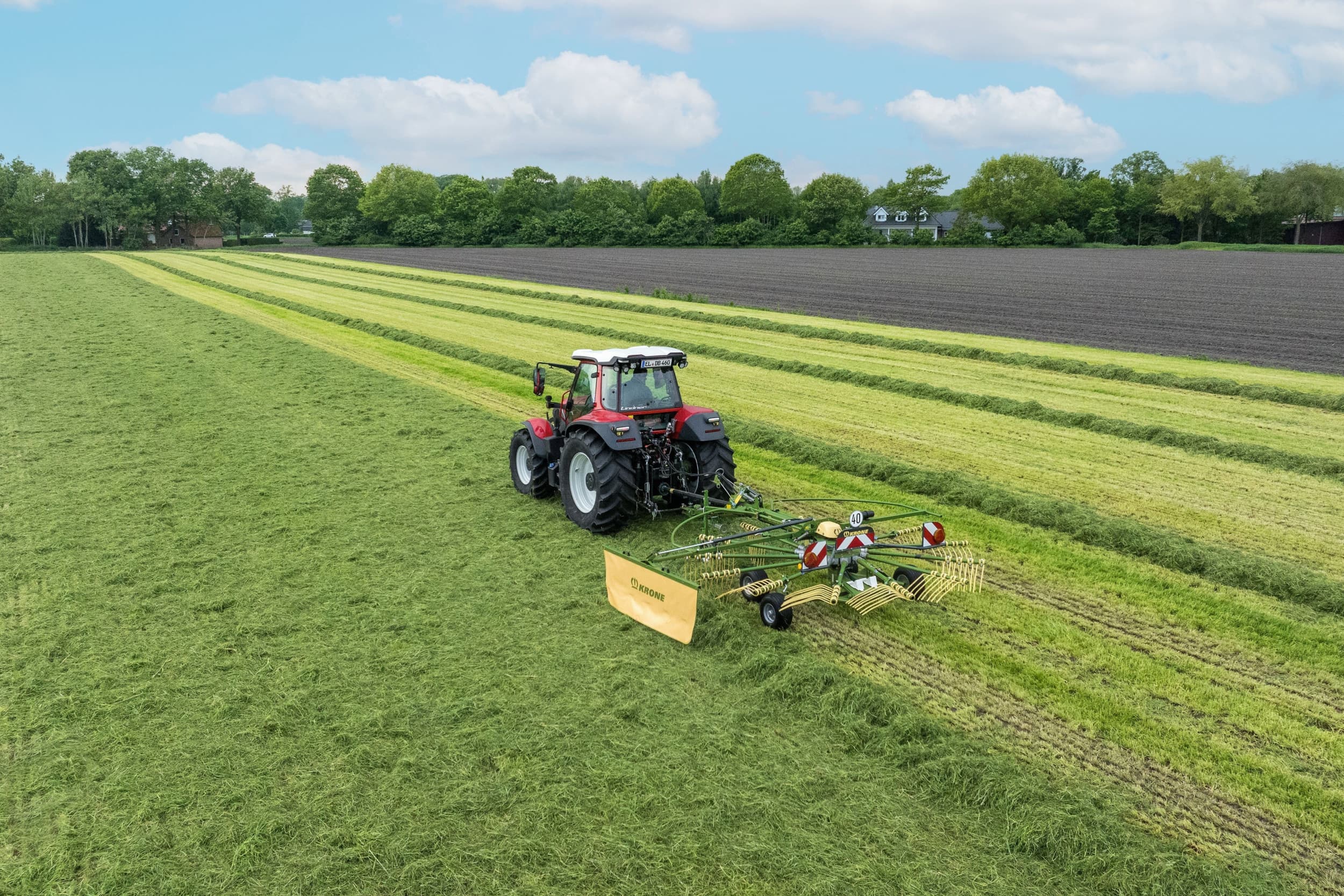 De Krone Swadro S460 DB enkele rotorhark met onderstel is de opvolger van de Swadro 460 T. De vier wielen van het harkonderstel zorgen volgens de fabrikant voor comfortabel rijden op het land en over de weg. – Foto’s: Krone