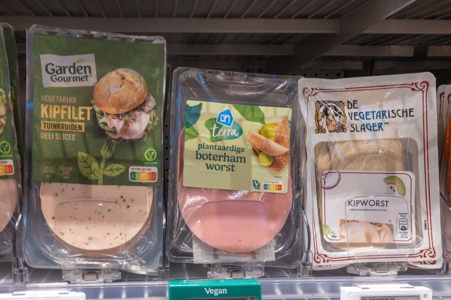 Vega(n)-producten in de supermarkt. – Foto: Koos Groenwold