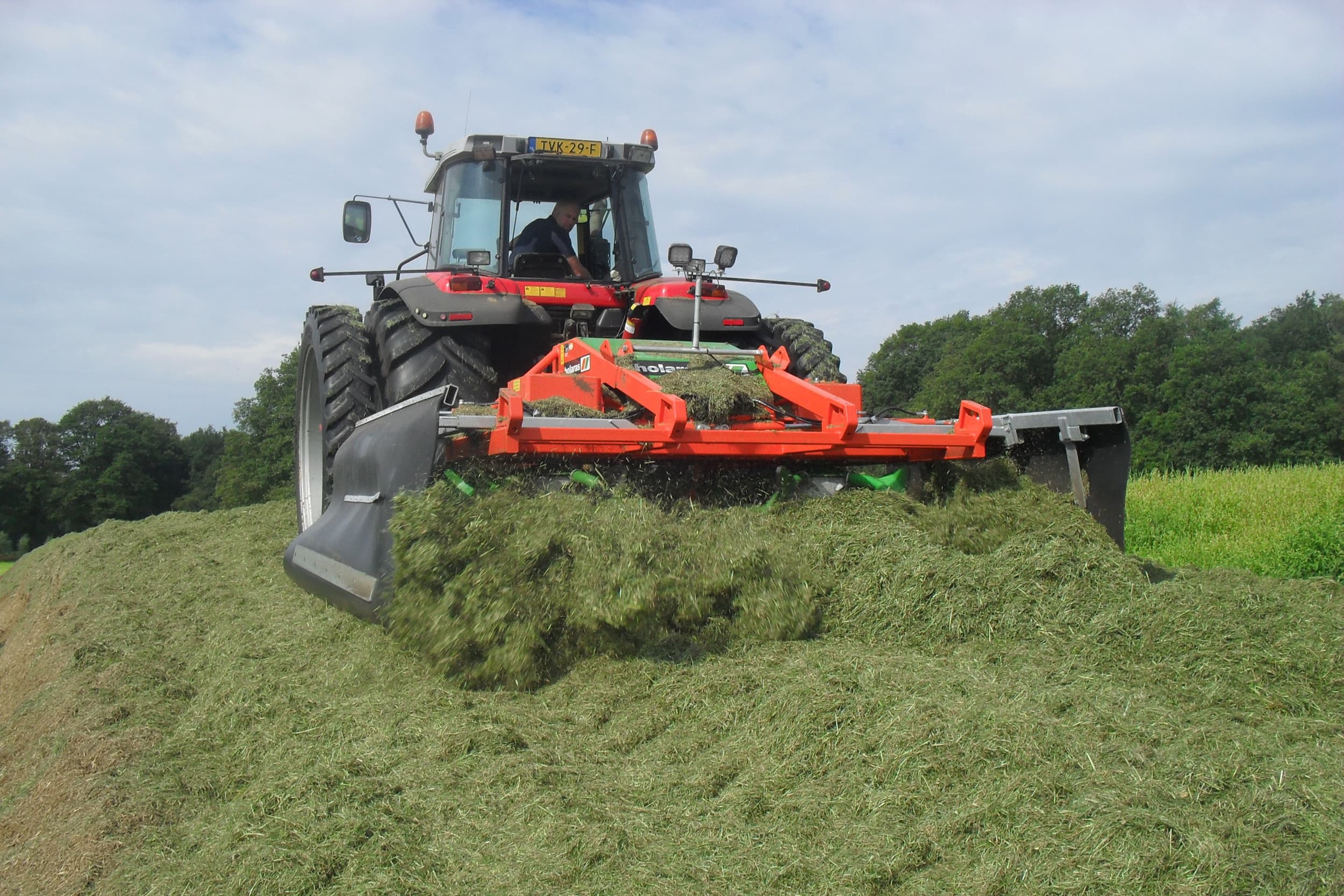 Inkuilen bij Jan Kornegoor in Vorden. De kwaliteit van de kuilen dit voorjaar wisselt enorm. Van zeer snel verteerbaar voer tot een zware eerste snede die traag verteert. Het was de draagkracht die bepaalde wanneer er gemaaid kon worden. – Foto: Boerderij