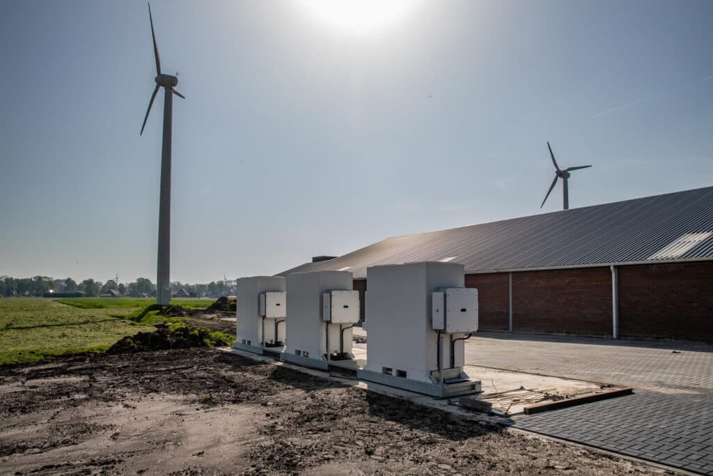 Onderhoud en technische prestaties van accu’s moeten langjarig gegarandeerd kunnen worden. Om een accu optimaal te benutten is de sturing van het systeem ook bepalend voor het rendement. – Foto: Ronald Hissink