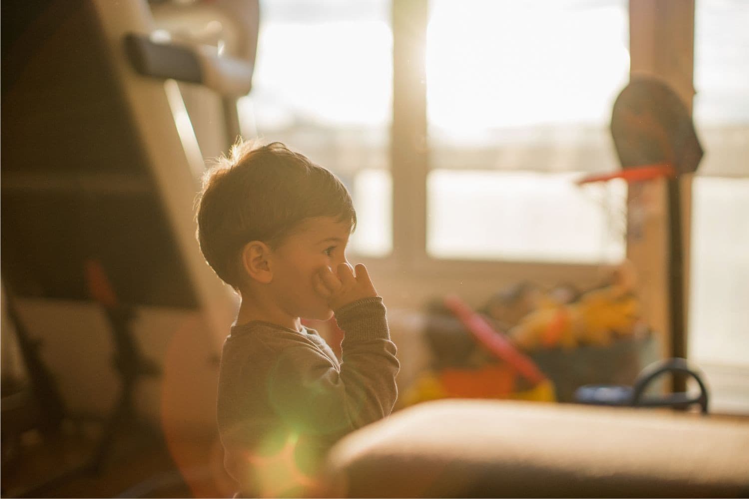 Jonge kinderen onderzoeken de wereld door te voelen en te proeven. Ze stoppen van alles in hun mond, van een pluk kuilgras tot gevaarlijke stoffen als ze die toevallig te pakken krijgen. Zorg daarom dat al die stoffen buiten hun bereik zijn. Dat betekent onder andere: geen bleekmiddel in het aanrechtkastje, geen muizenkorrels los in een hoekje, medicijnen in een kastje hoog aan de muur en jerrycans in een tuimelaar. – Foto: Canva/Getty Images