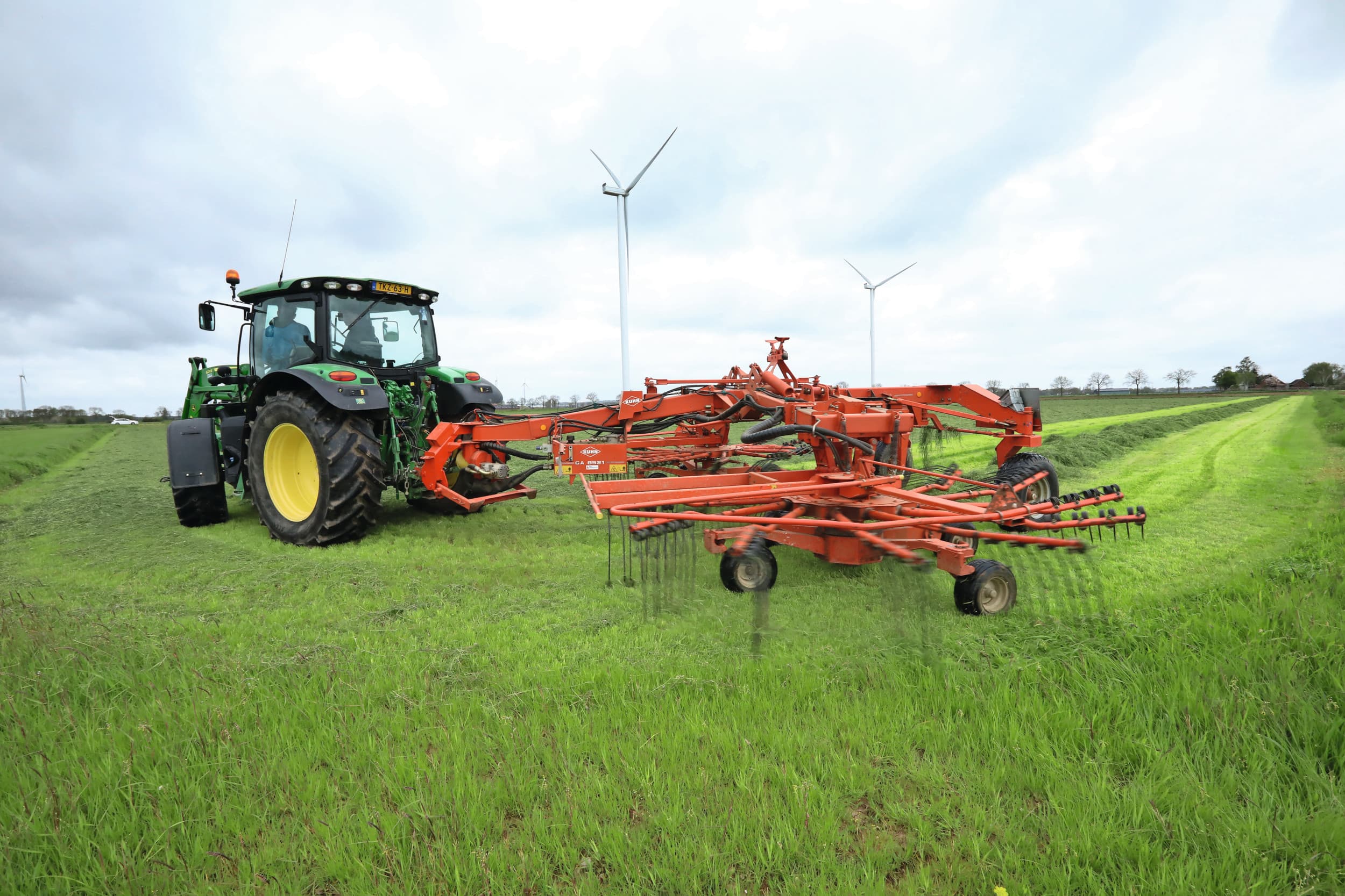 Er zijn verschillende redenen dat een deel van de melkveehouders mechanisatie in eigen neemt. Het kan zijn dat er geen loonwerker meer in de buurt zit of dat de ondernemer niet afhankelijk wil zijn.