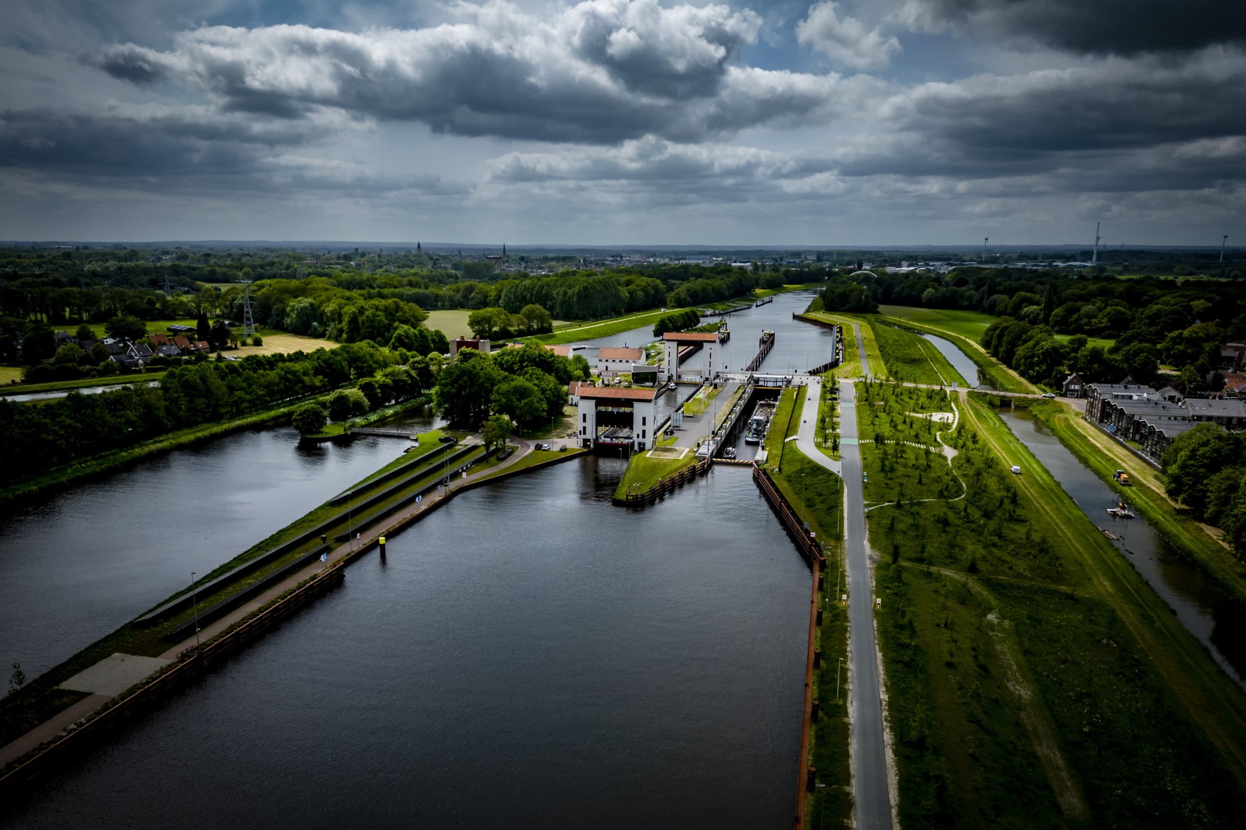 De sluis bij Eefde, Twentekanaal. Rijkswaterstaat spoelt het Twentekanaal door om de verhoogde concentraties HCH te verdunnen, wat volgens waterschap Vechtstromen betekent dat er geen risico's voor boeren zijn geweest. – Foto: ANP