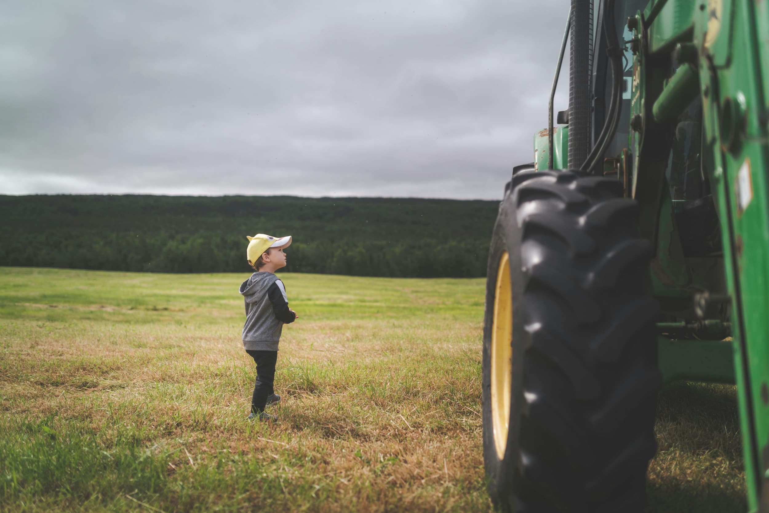 Trekkers zijn grote gevaarlijke machines. Als er kinderen vlakbij staan, heeft de bestuurder daar niet goed zicht op. Een ongeluk is dan ook zo gebeurd. Houd kinderen dus uit de buurt. (deze foto is in scene gezet, de trekker staat uit.) – Foto: Pexels