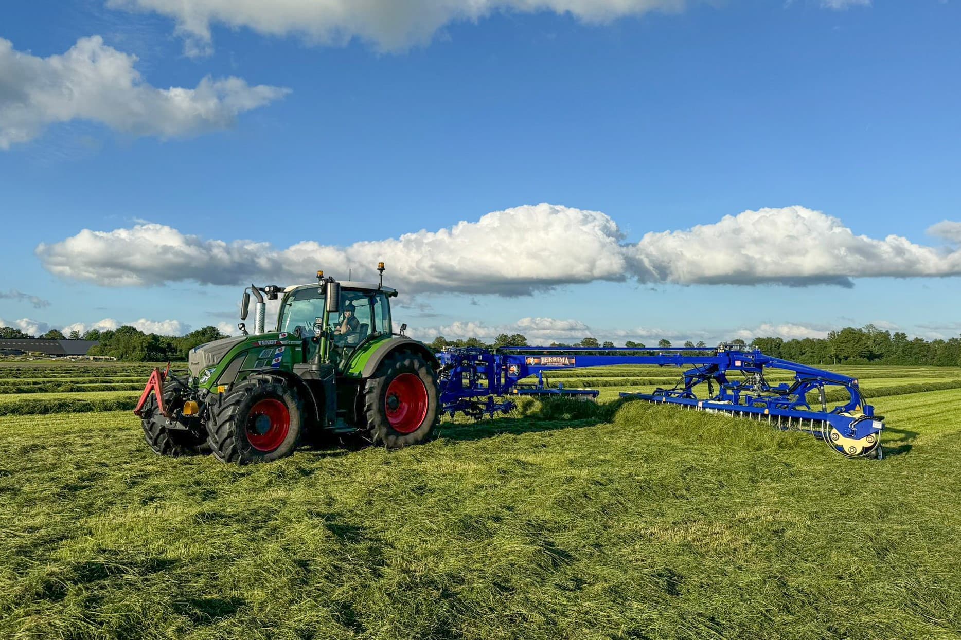 Loonwerker Ronald Bos haalde in samenwerking met machineleverancier RosierGreidanus een Berrima-hark naar Nederland. Die werkt volgens eenzelfde principe als een van oudsher bekende PZ Novex. - Foto’s: Ronald Bos en Wietze Rosier.