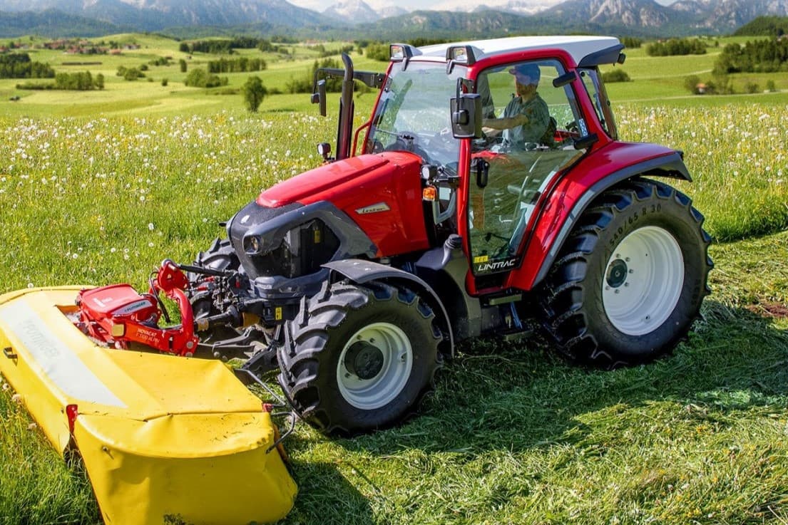 De nieuwe Lindner Lintrac 70 met een 3,6 liter Perkins-motor heeft een vermogen van maximaal 112 pk. De trekker weegt 3,9 ton. Het is een compacte machine, Achterop zit standaard een 30 inch wiel met bandenmaat 420/85 R30. - Foto's: Lindner