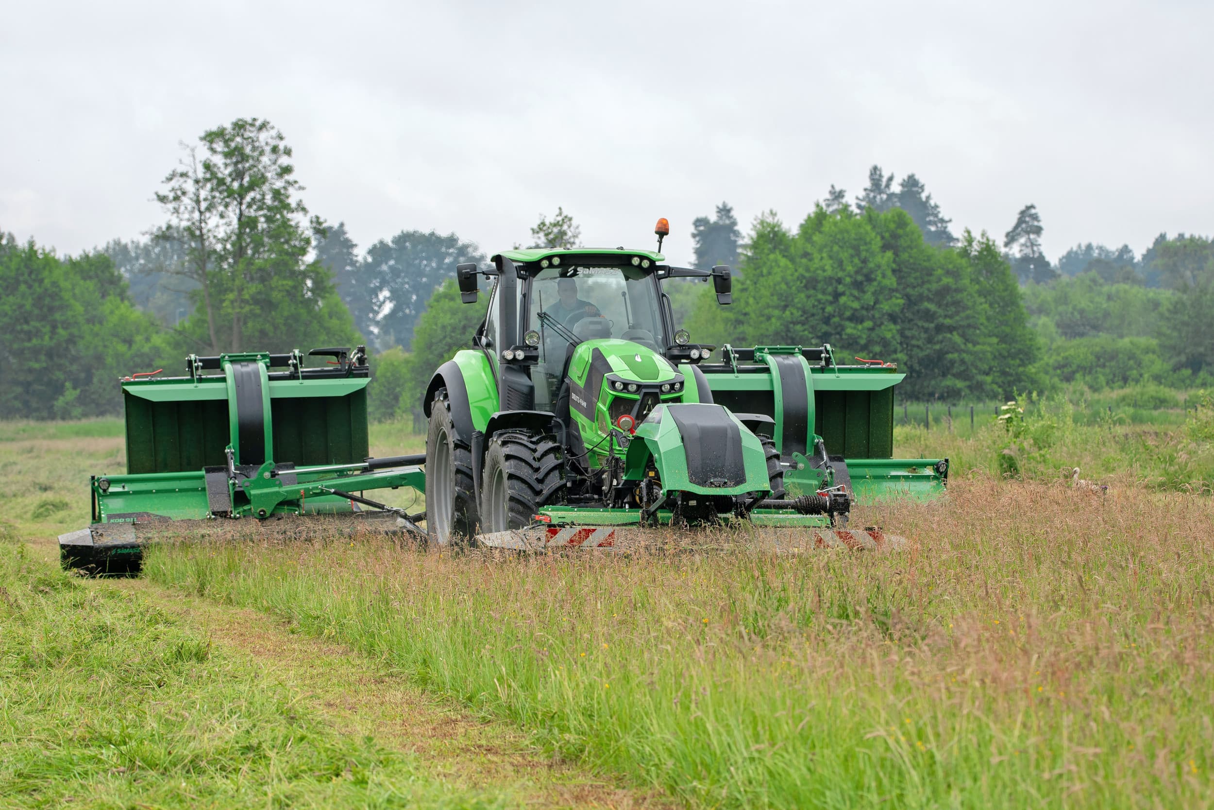 Samasz demonstreert de maaiers op een ruig stukje terrein voor de fabriek. De bodemaanpassing is in eerste instantie zeer matig, maar na enkele aanpassingen maait-ie netjes. – Foto’s: Jacco van Erkelens