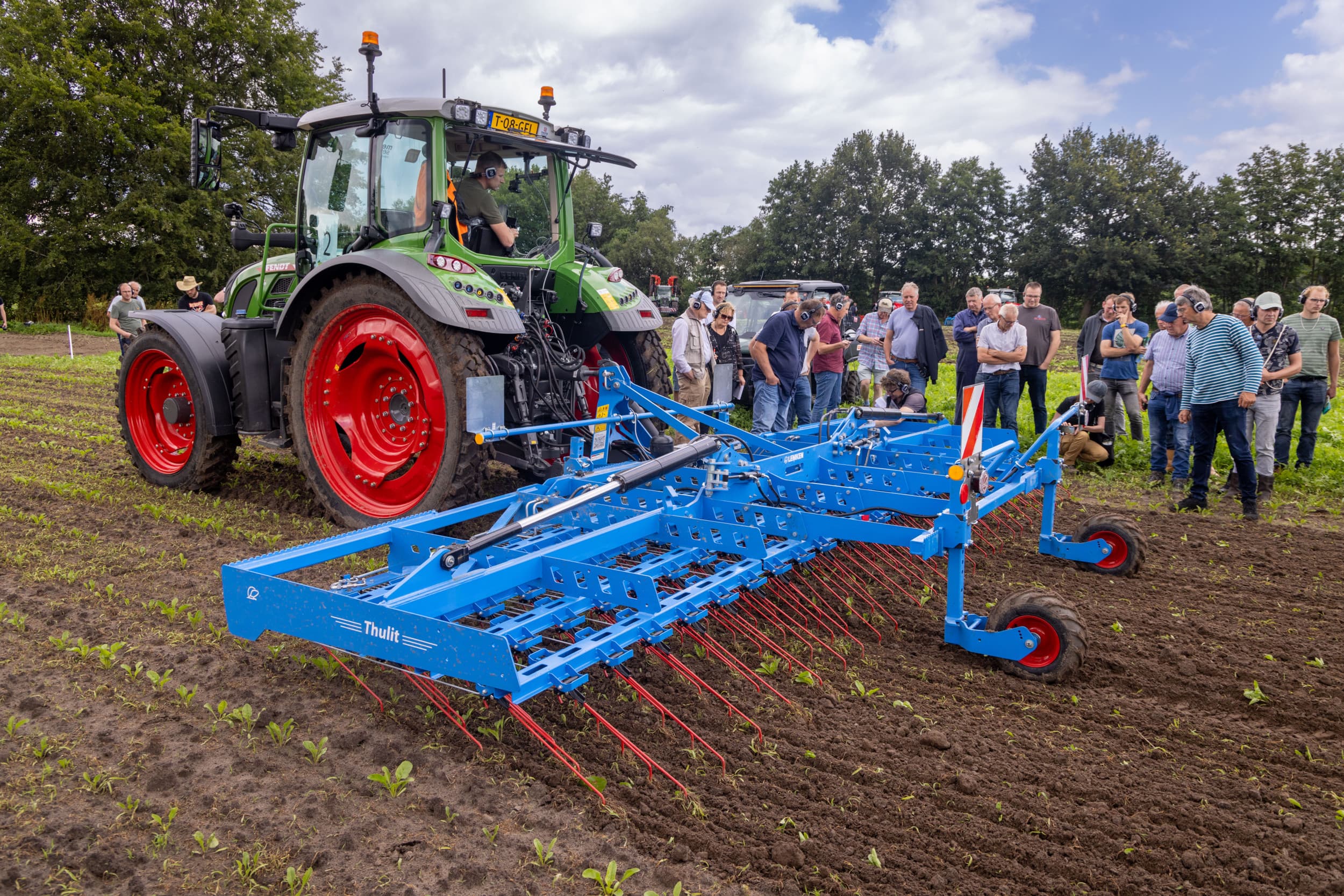 Lemken is vanaf dit seizoen ook leverancier van wiedeggen. Wordt hier in de bieten gedemonstreerd. Bijzonderheid is het instellen van de veerdruk met een cilindertje per tand. 32 tanden per meter werkbreedte, 8 millimeter dik. Veerdruk van 100 gram tot maximaal 5 kilo per tand. Leverbaar in 6 en 9 meter.