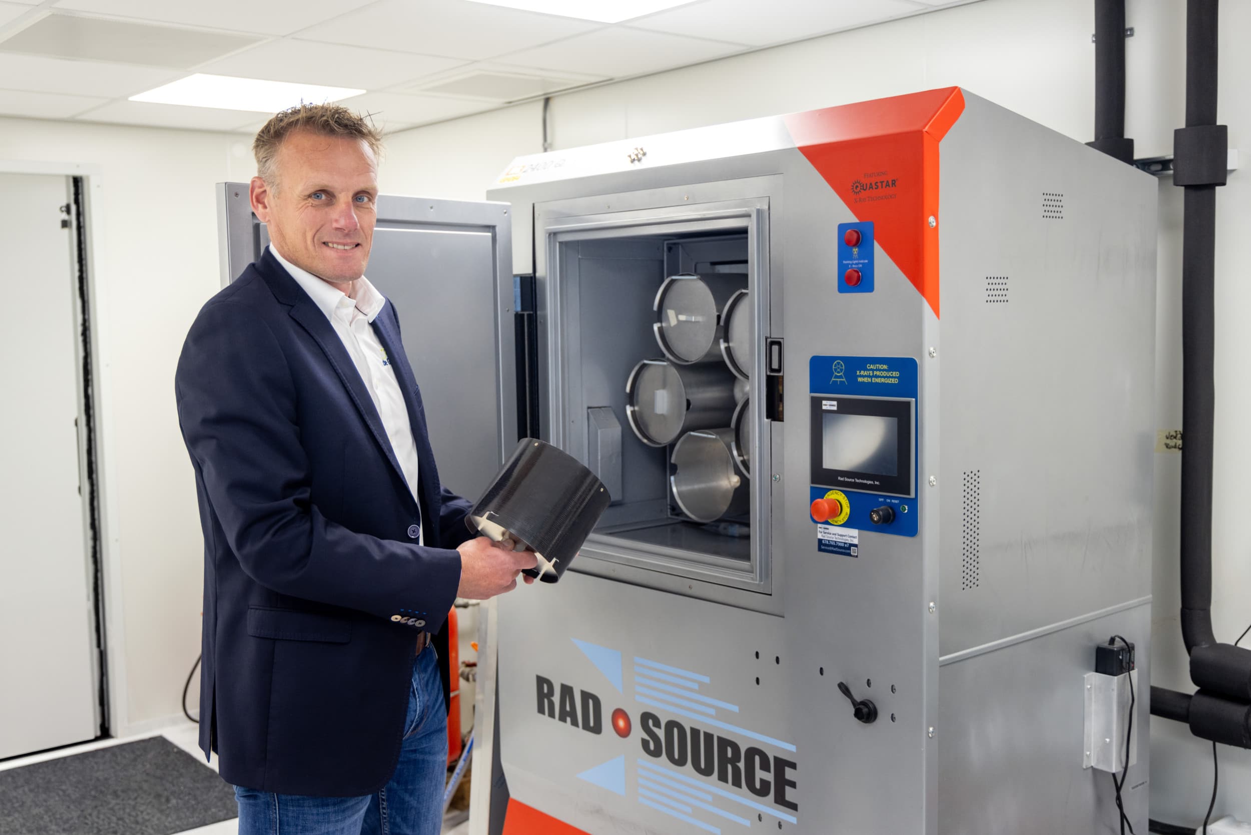 Jaap Jonker, CEO van de Groene Vlieg bij de Rad Source-machine. In deze machine worden de uienvliegen gesteriliseerd. De techniek is afgekeken van de bloedbank. Eerder steriliseerden ze de vliegen met gammastraling, nu met de vriendelijkere röntgenstraling. De Groene Vlieg is de enige aanbieder.