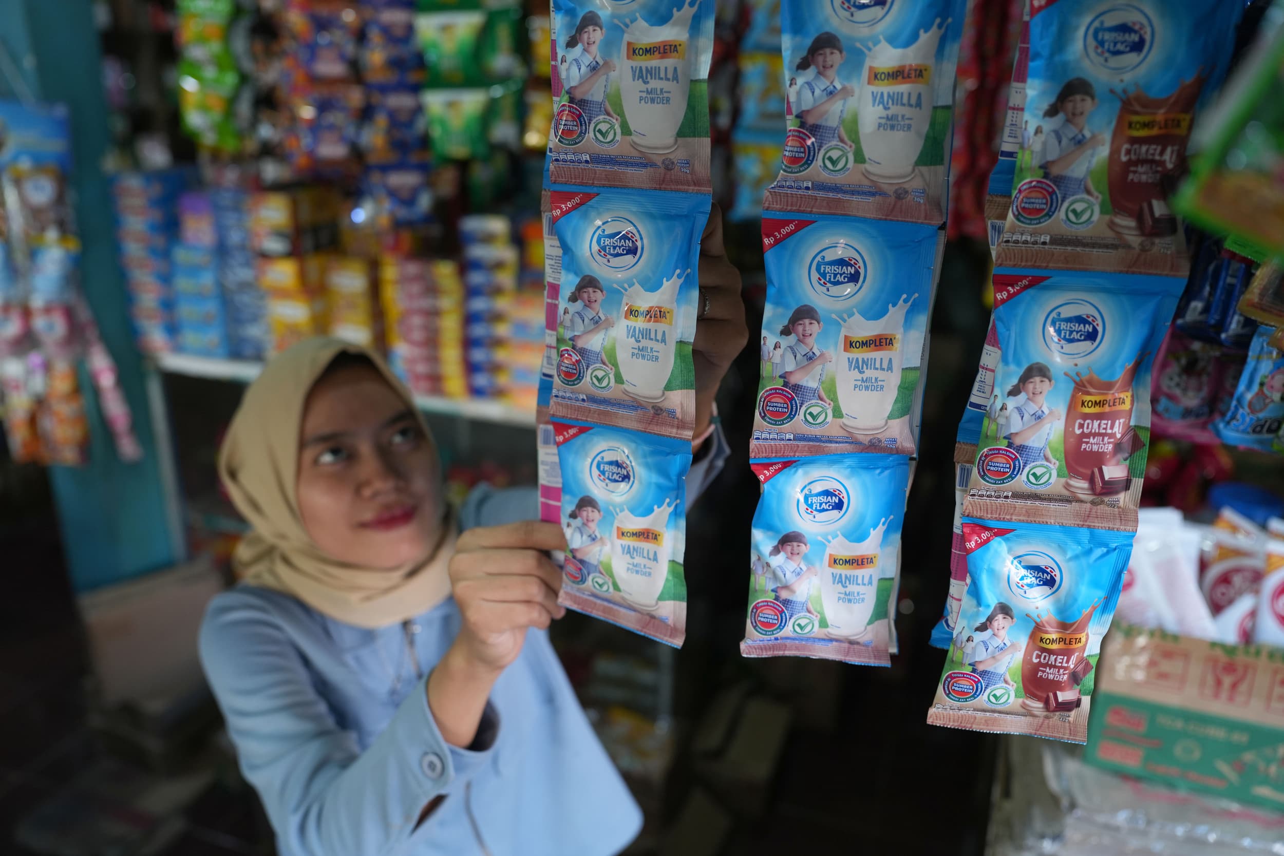 Frisian Flag Indonesia (FFI) levert zuivelproducten voor de Indonesische markt en gaat vanuit de nieuwe fabriek in Cikarang bij Jakarta ook exporteren binnen de regio Zuidoost-Azië. – Foto’s: Friesland Campina/Dimas Ardian en Johan Oppewal