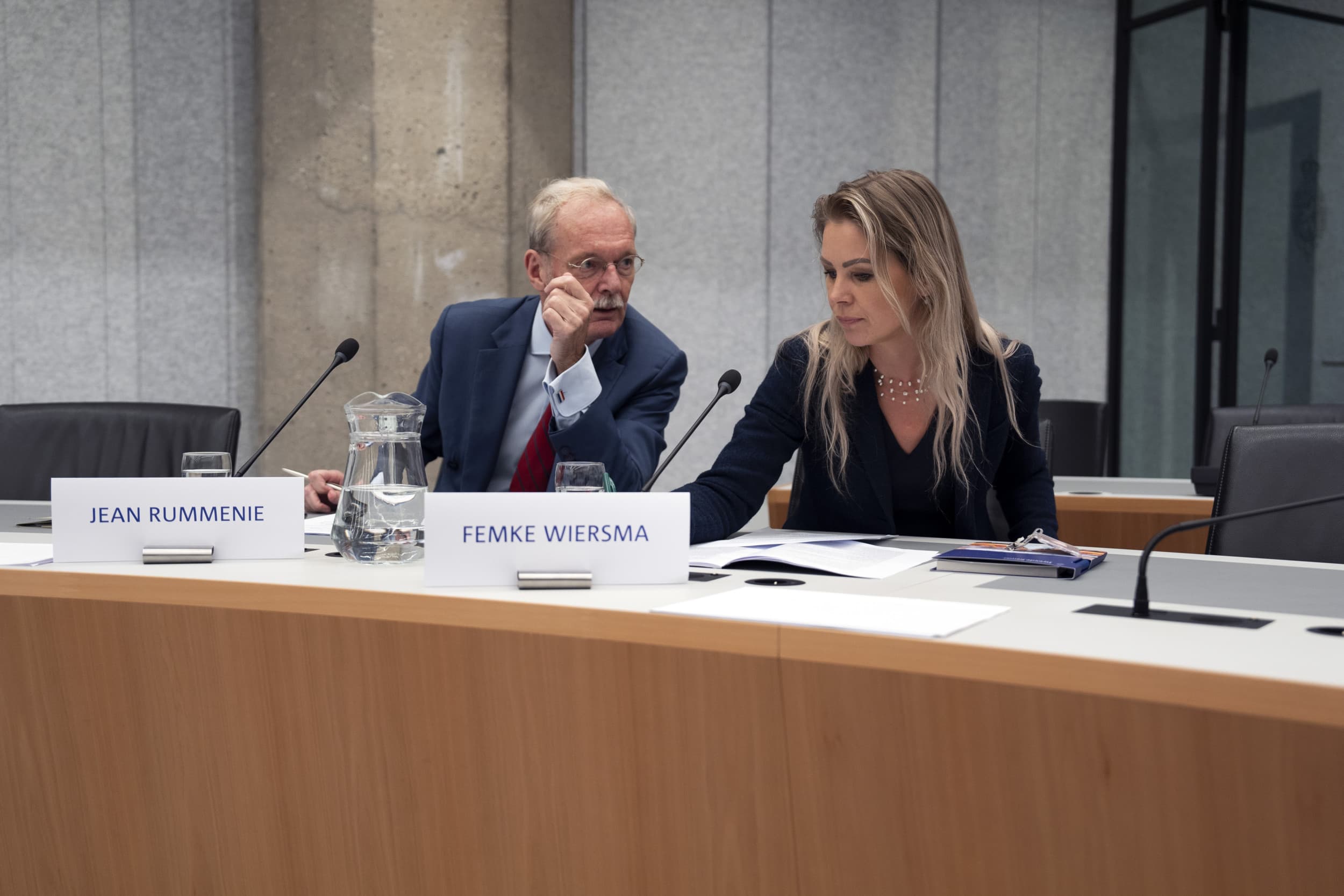Minister van Landbouw, Visserij, Voedselzekerheid en Natuur, Femke Wiersma (BBB) en aankomend staatssecretaris van Visserij, Voedselzekerheid en Natuur, Jean Rummenie (BBB) tijdens de hoorzittingen in de Tweede Kamer. – Foto: ANP