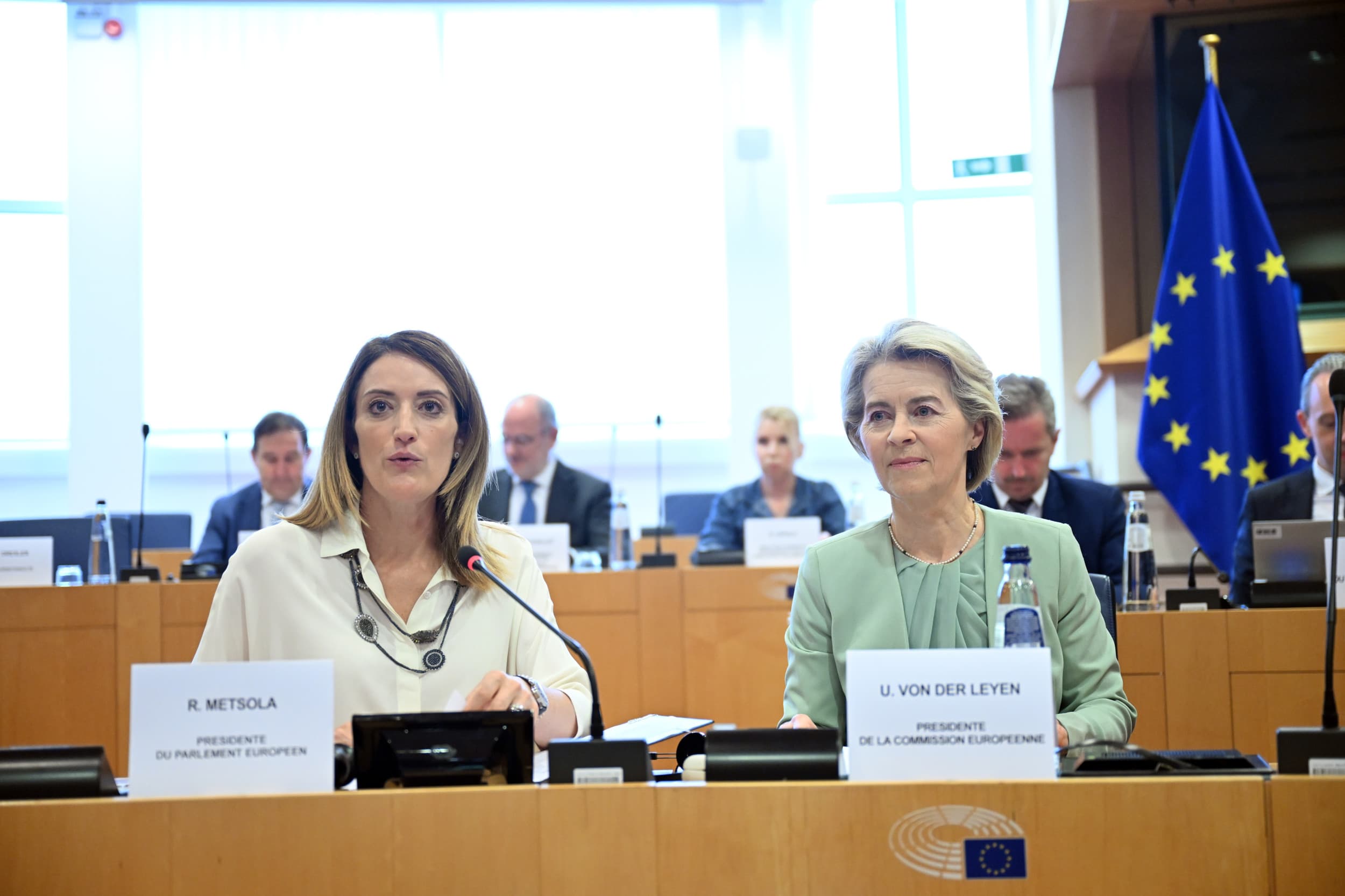 Voorzitter EU Commissie Ursula von der Leyen (rechts) en voorzitter Europees Parlemen Roberta Metsola. – Foto: ANP