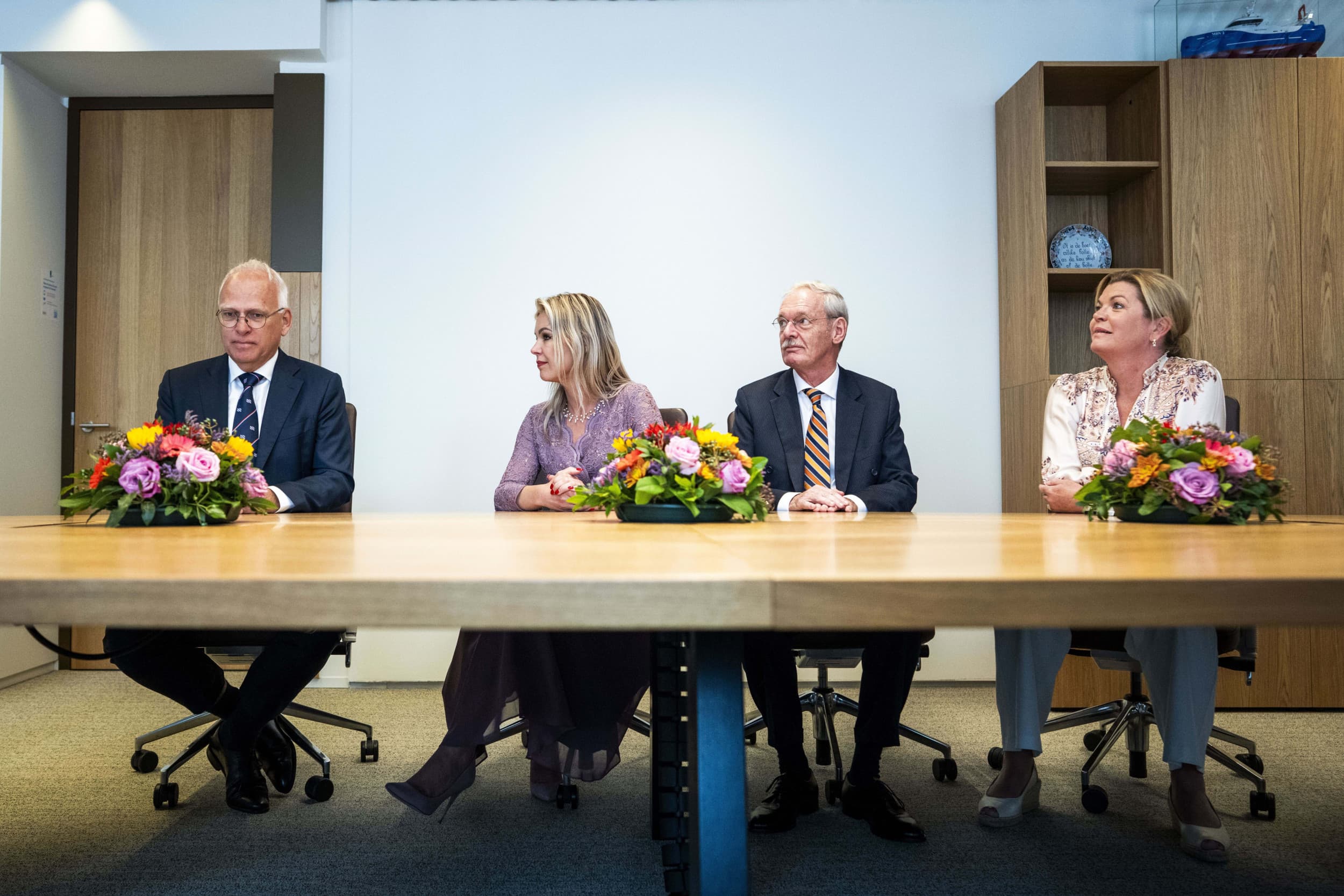 Oud minister van Landbouw, Natuur en Voedselkwaliteit Piet Adema en oud minister voor Natuur en Stikstof Christianne van der Wal tijdens de overdracht aan hun opvolgers minister van Landbouw, Visserij, Voedselzekerheid en Natuur Femke Wiersma en staatssecretaris van Visserij, Voedselzekerheid en Natuur Jean Rummenie. – Foto: ANP