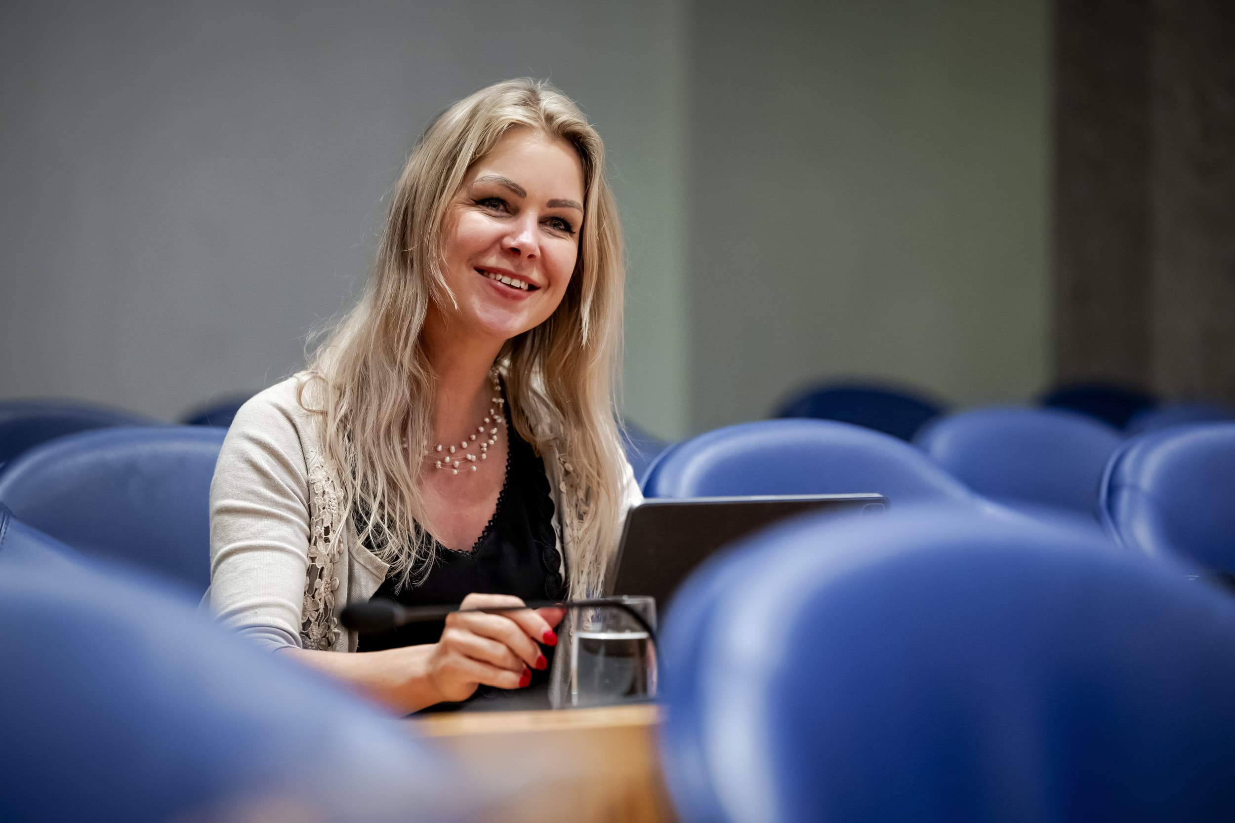 Minister Femke Marije Wiersma van Landbouw, Visserij, Voedselzekerheid en Natuur tijdens het debat over de regeringsverklaring in de plenaire zaal van de Tweede Kamer, waardoor ze niet bij het mestdebat kon zijn. – Foto: ANP