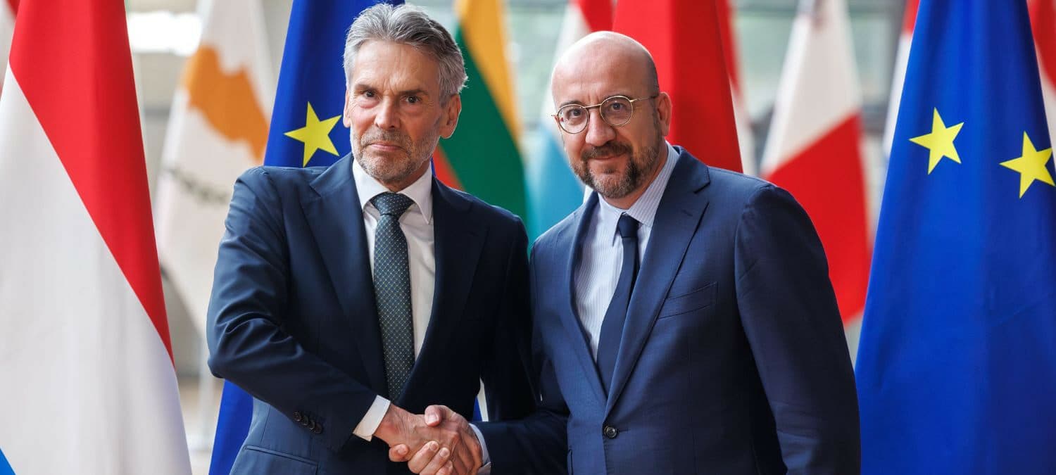 Voorzitter van de Europese Raad Charles Michel schudt de hand van minister-president Dick Schoof in Brussel. – Foto: EPA/OLIVIER MATTHYS
