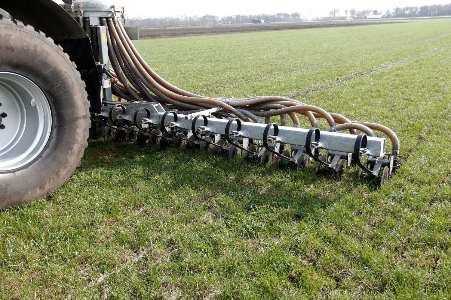 Velddemonstratie toedienen van mineralenconcentraten. Boeren kunnen profiteren van circulaire meststoffen door overheidsstimulering en verbeterde technologieën, waardoor deze meststoffen aantrekkelijker en concurrerender worden, aldus InvestNL. – Foto: Bert Jansen