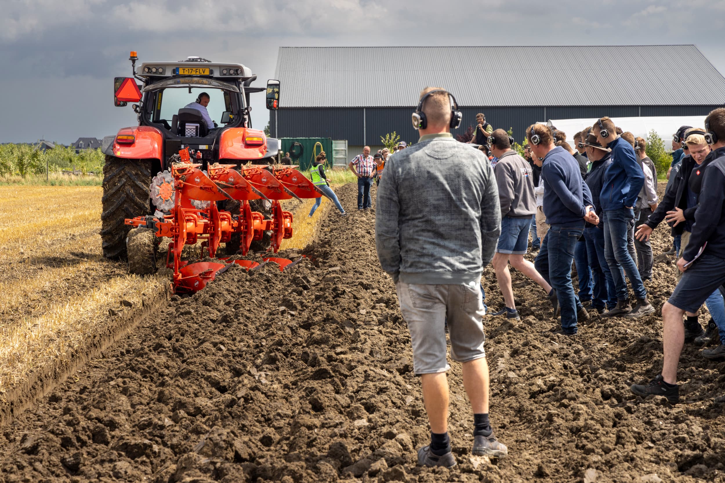 Zorg voor een gezonde bodem is het centrale thema op de Akkerbouwdag. En niet alleen praten, maar ook in de praktijk laten zien wat de verschillende technieken kunnen bieden. – Foto: Koos Groenewold