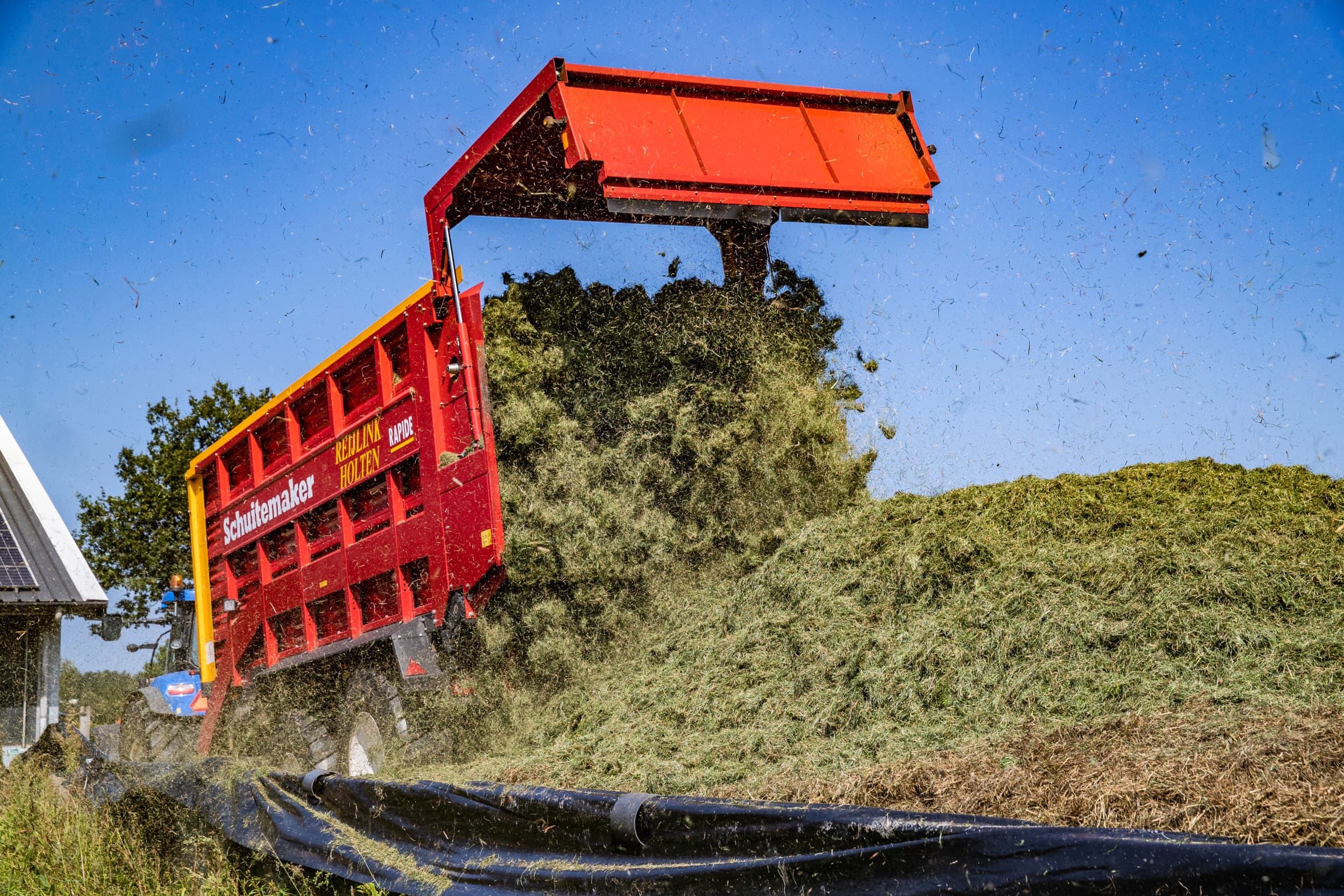 Inkuilen op een van de Koeien & Kansen-bedrijven. Dit jaar oriënteert het project zich op een nieuw proefproject: BSNP, de bedrijfsspecifieke differentiatie voor kunstmest. – Foto: Ronald Hissink