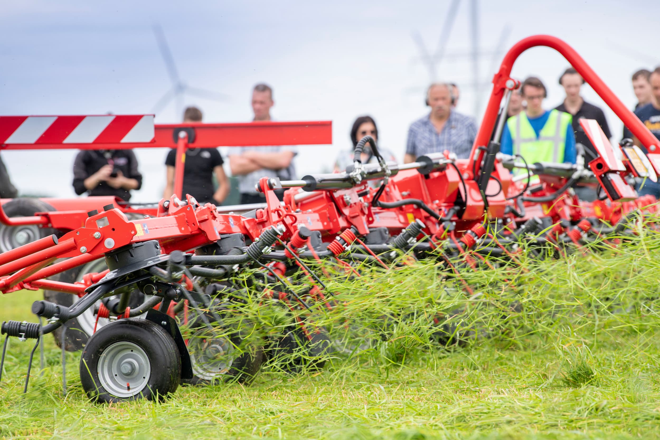 Bezoekers kijken aandachtig naar de demonstraties tijdens Grasdag 2024 in Dronten. – Foto: Mark Pasveer.
