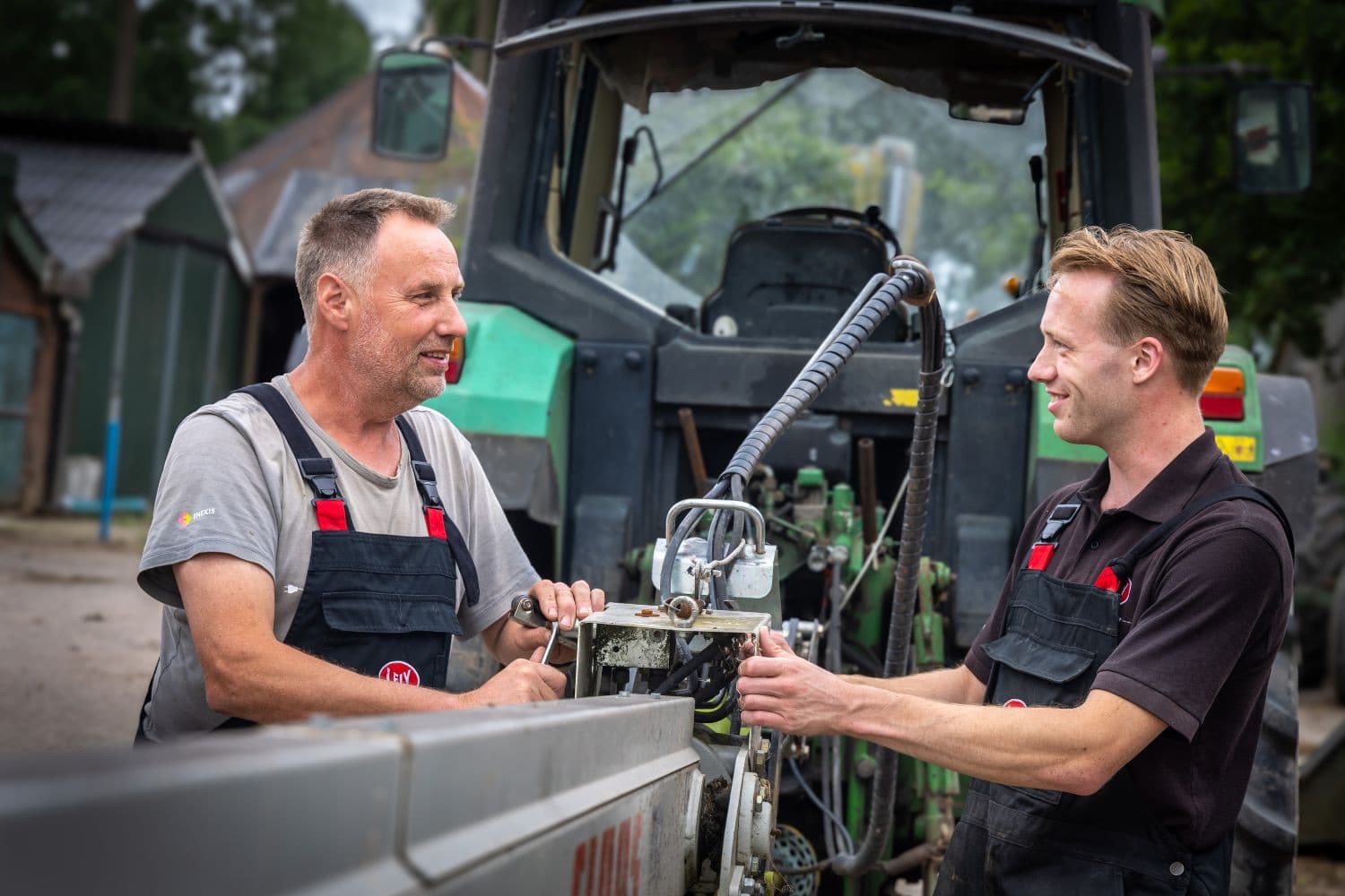 Bedrijfsopvolger Tom Brinkhuis met zijn vader op het melkveebedrijf in Wijhe (Ov.). – Foto’s: Koos Groenewold