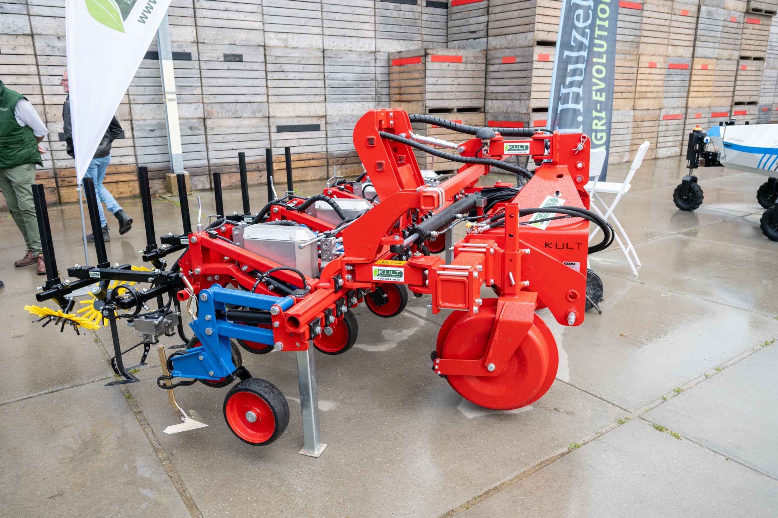 De Ullmanna-cameratechniek op de iScan-schoffel van de Duitse schoffelmachinefabrikant KULT-Kress bekijkt en beoordeeld iedere plant in de rij individueel met een eigen camera. – Foto’s: Michel Velderman