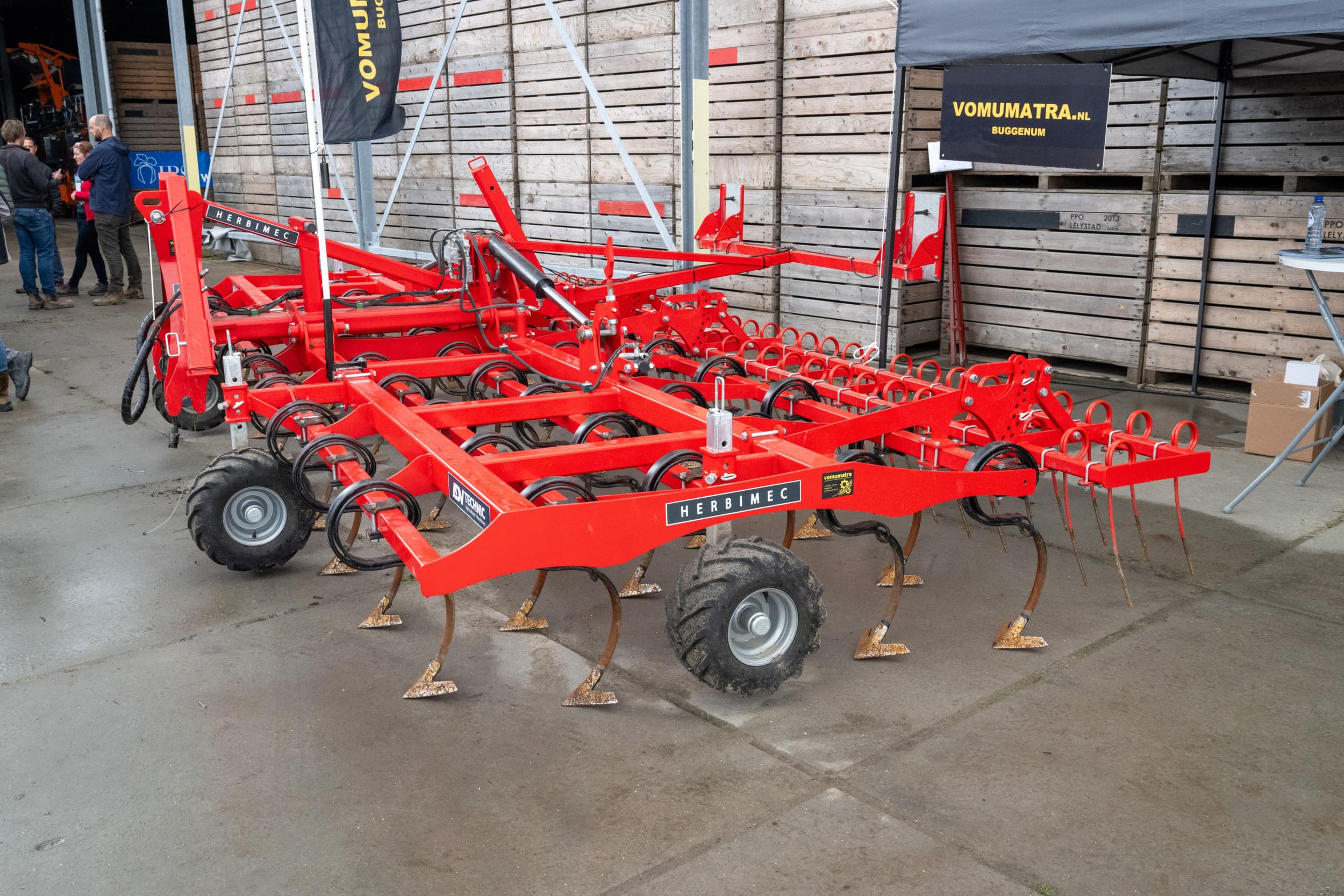 De Herbimec-schoffelcultivator is bedoeld voor ondiepe grondbewerking en het bereiden van een vals zaaibed. De 6,2 meter uitvoering zoals op de foto kost € 15.000 inclusief steunpoten en verlichting. – Foto’s: Michel Velderman