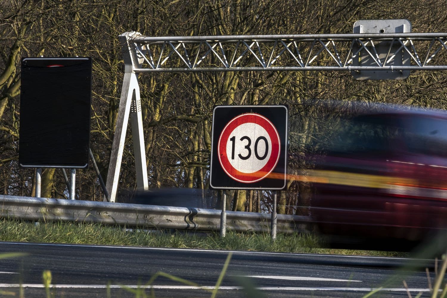 In Nederland werd de maximumsnelheid op snelwegen verhoogd van 120 km/u naar 130 km/u op 1 september 2012. Echter, om de stikstofuitstoot te verminderen, werd deze maatregel in maart 2020 gedeeltelijk teruggedraaid. – Foto: ANP
