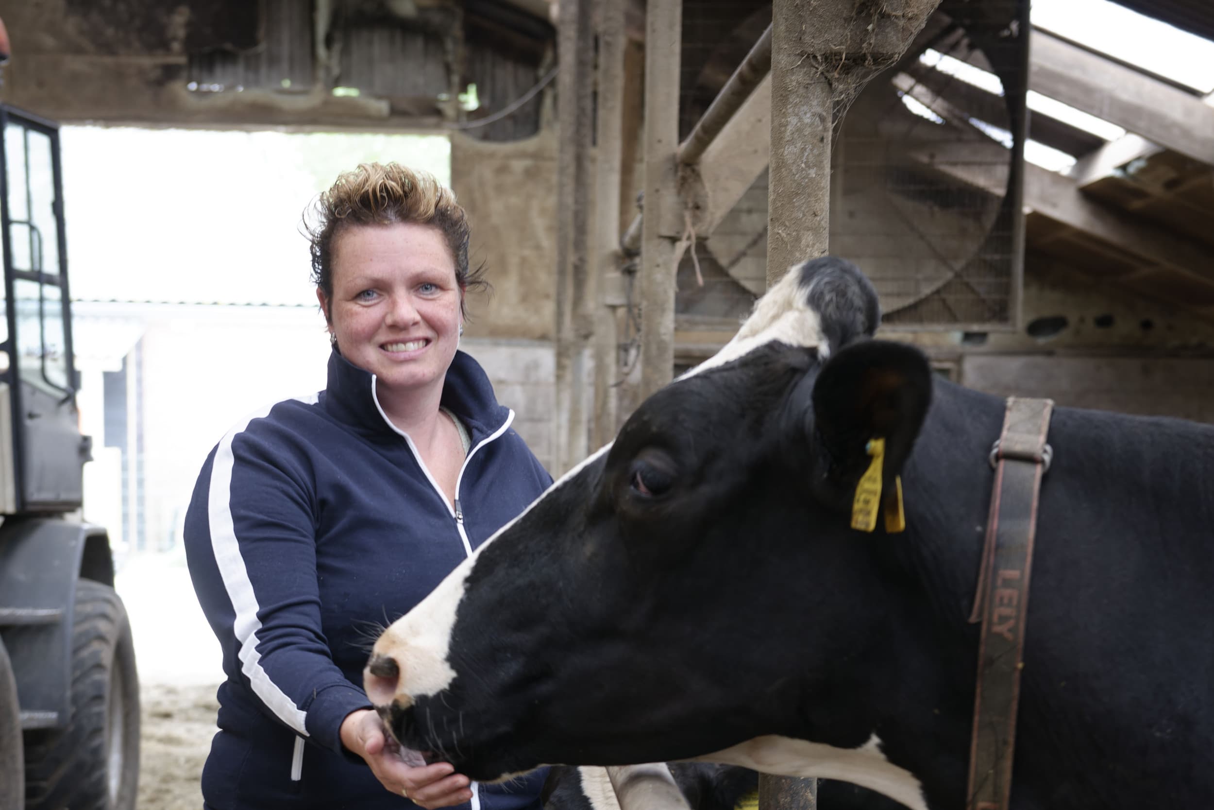 Femke Akkerman- Bakker (41) is getrouwd met Peter (47). Ze wonen met hun kinderen Boy (16) en Quinty (13) in Westbeemster op een bedrijf met 60 melkkoeien en twintig stuks jongvee op 45 hectare eigen grond. – Foto’s: Lex Salverda