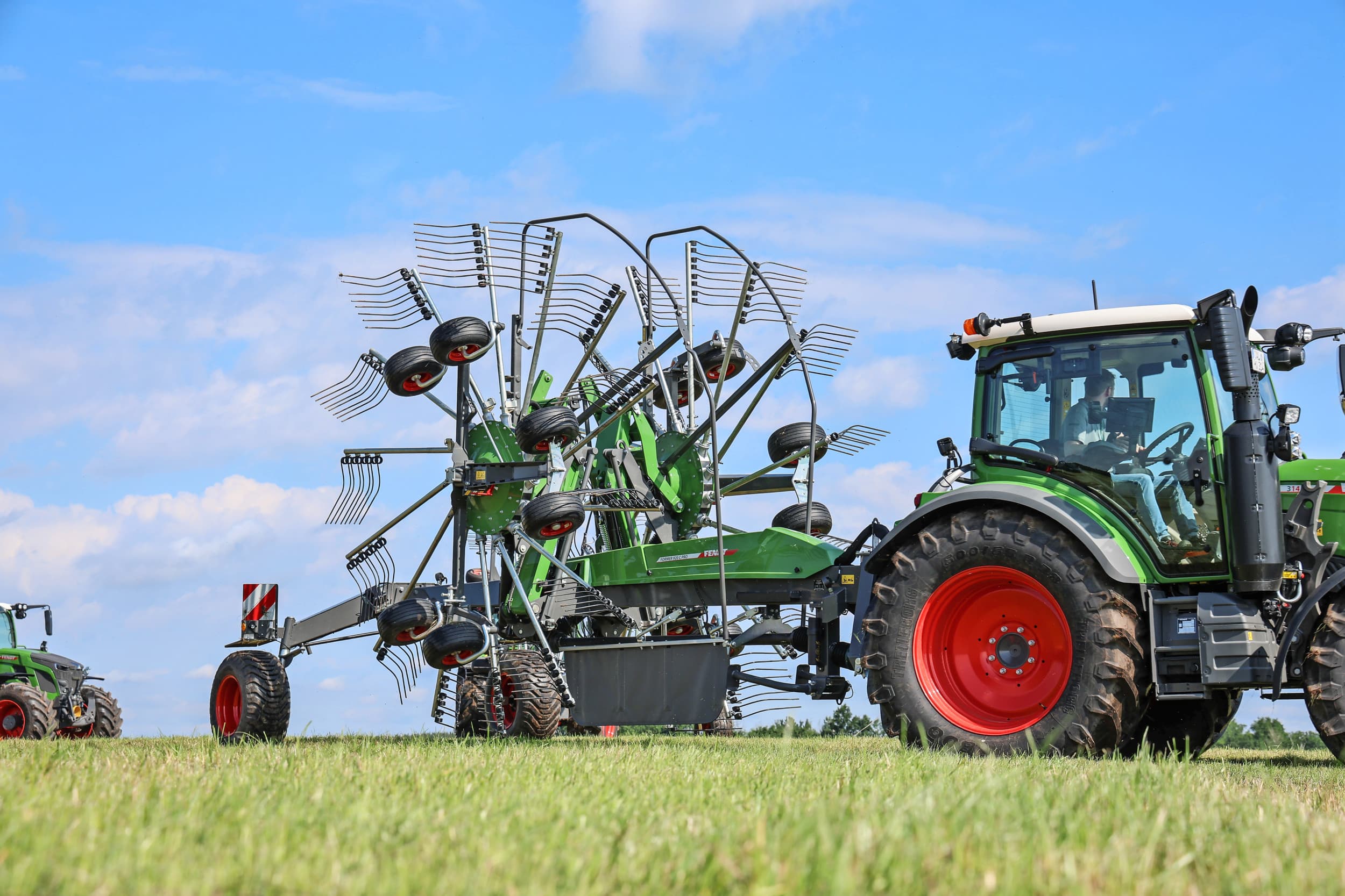 De Fendt Former 920C is binnen de vernieuwde serie een interessant model, omdat je hier nog vrij kunt kiezen tussen standaard of de duurdere Pro met Isobus. Ook blijft deze negenmeterse machine onder de 4 meter transporthoogte zonder tandarmen af te nemen. Het topmodel is iets hoger en enkel in de Pro-uitvoering te koop. – Foto’s: Matthijs Verhagen