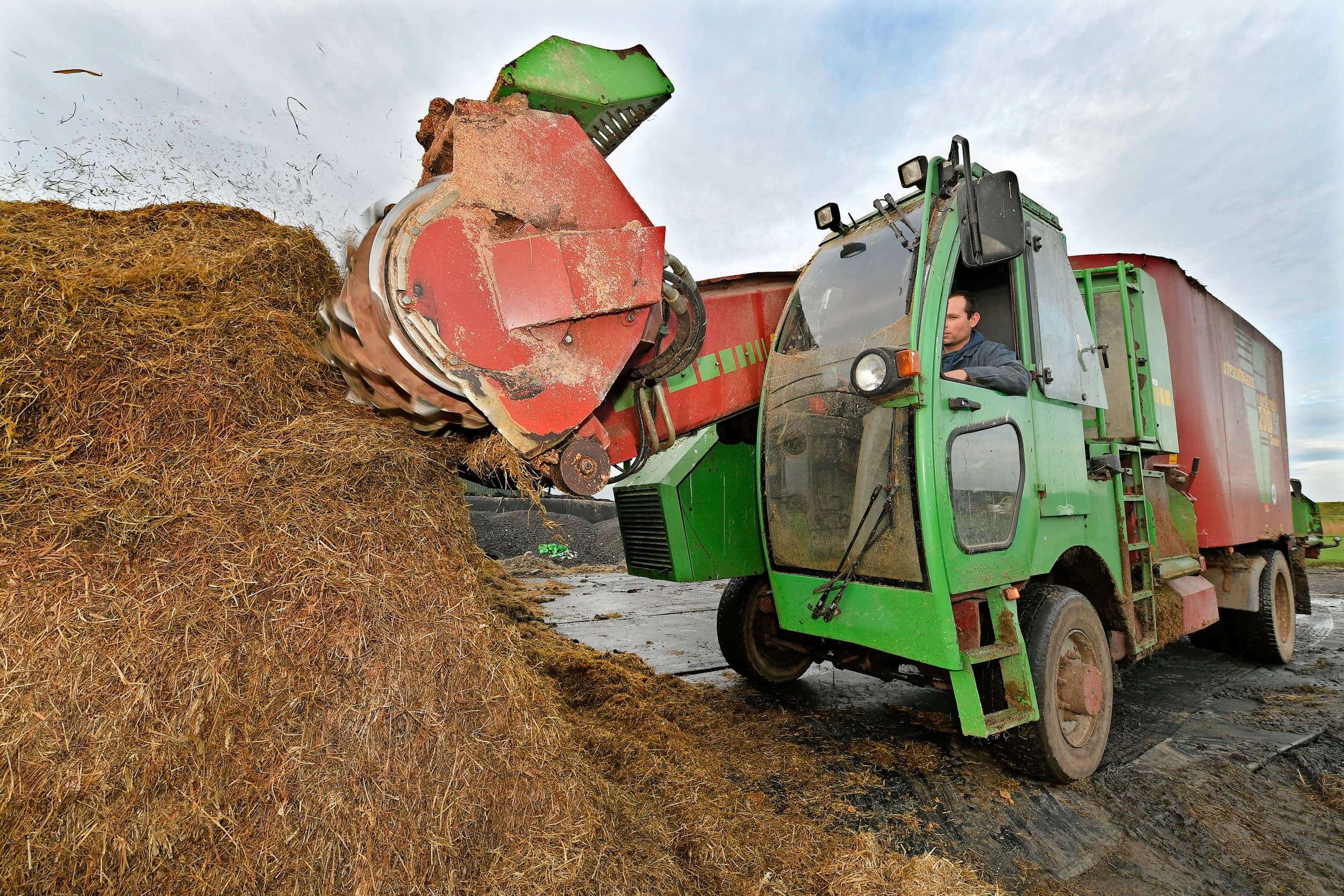 Een zelfrijdende voermengwagen biedt voordelen, vooral voor de snelheid en kwaliteit van laden van het product. Nadeel kan zijn dat de inhoud beperkt blijft tot pakweg 30 kuub. – Foto: Cor Salverius