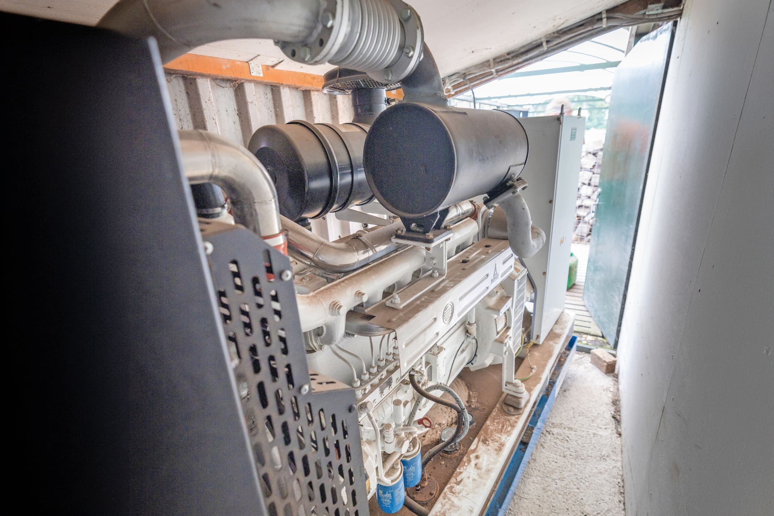 Veruit de meeste professionele bedrijven voldoen aan de eis voor een noodaggregaat met vaak een stationair apparaat dat aanslaat als de stroom wegvalt. – Foto: Peter Roek