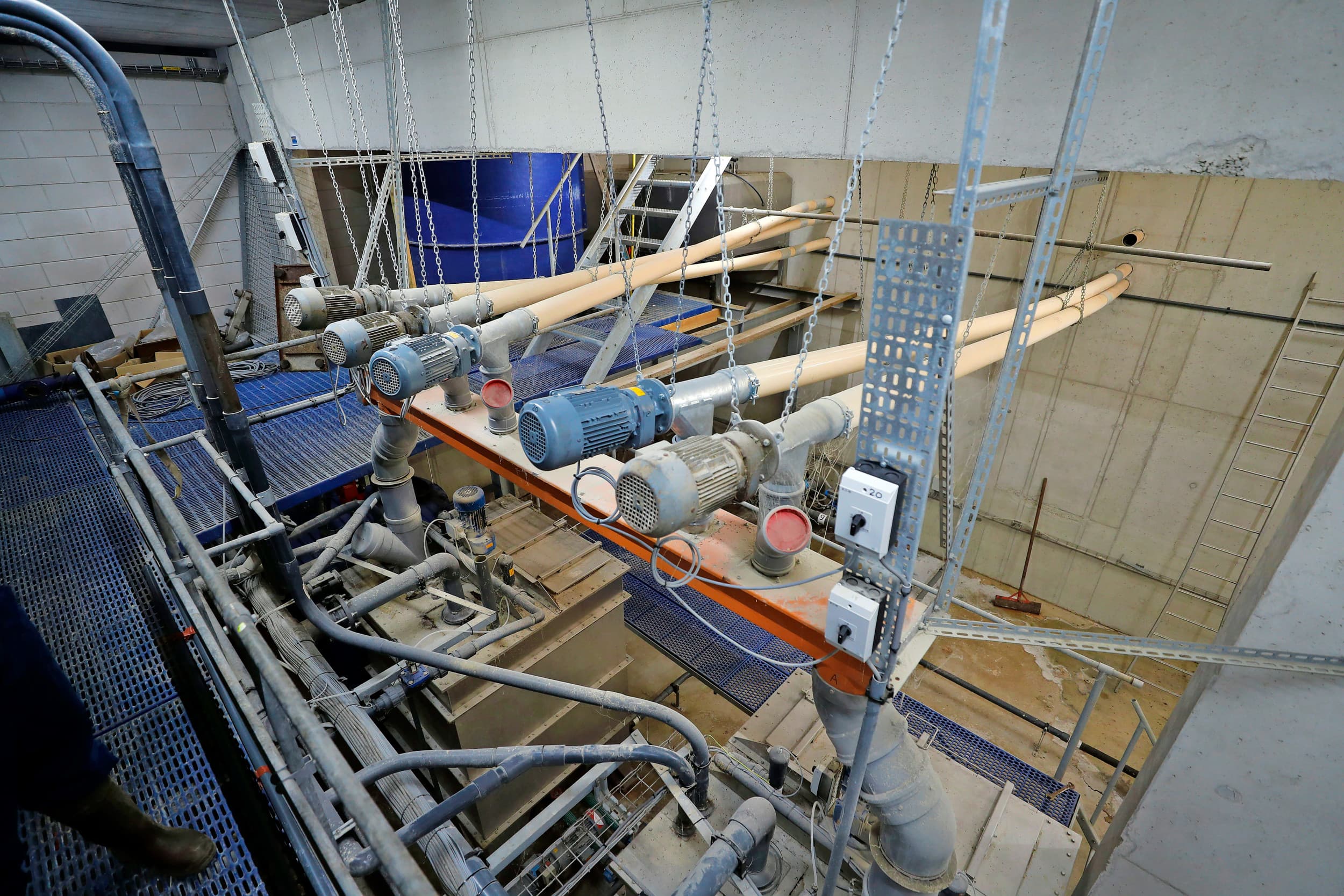 Qua installaties draaien op de meeste bedrijven bekende merken die vakkundig zijn aangelegd. Ook zitten varkenshouders gemiddeld korter op de bal dan vroeger. Toch glipt er ook vandaag de dag nog vaak iets doorheen, onder andere rondom de opslag en indoseren van producten. – Foto: Bert Jansen