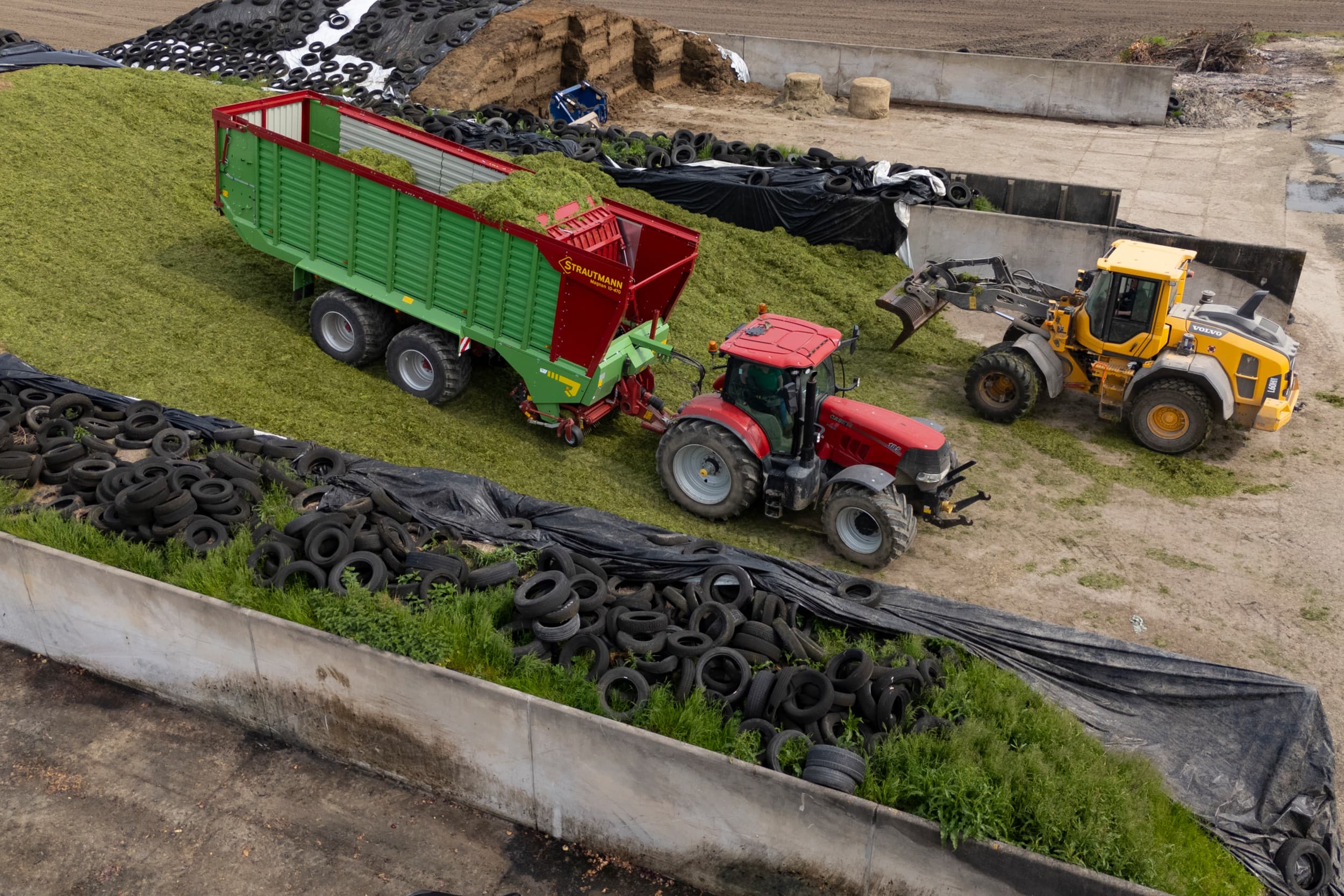 Inkuilen van gras op 10 mei op een melkveebedrijf in Lelystad. De vroege eerste snede in april kenmerkt zich door laag droge stof en veel eiwit. Kuilen uit begin mei zijn iets droger, bevatten iets minder eiwit en hebben een voederwaarde die past bij het langjarig gemiddelde. – Foto: Ton Kastermans Fotografie