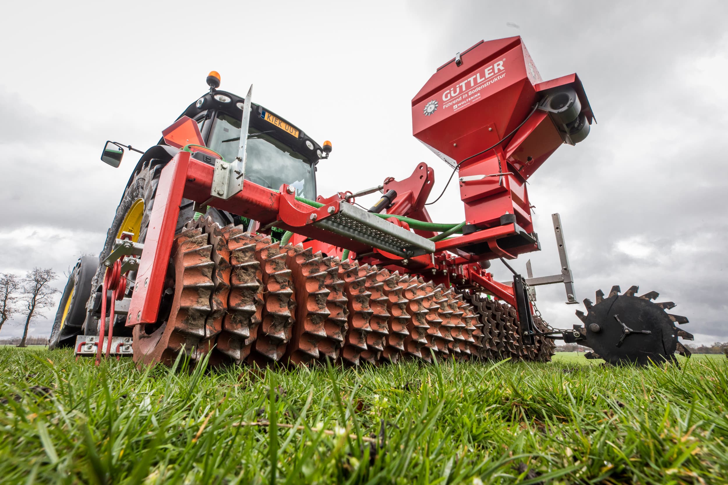 Doorzaaien van kruiden is een pittige klus. In een te goede grasmat is kun je al bij voorbaat zeggen dat het niet gaat lukken. Er komt meer bij kijken dan alleen de juiste machine: zonder de goede omstandigheden lukt het niet. – Foto: Koos Groenewold