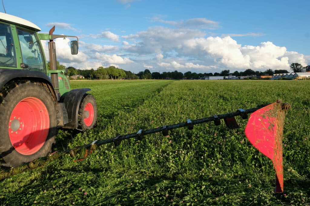 De maaibalk met dubbele messenbalk (twee rijen mesjes die tegengesteld over elkaar bewegen) wint ietsje terrein in Nederland. Vooral biologische veehouders investeren erin.