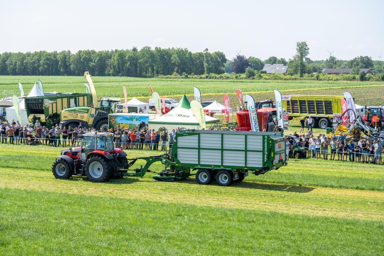 Er zijn tijdens de Grasdag 4 wagens te zien om vers gras binnen te halen, zoals deze van het Ierse Grass Technology grazer. - Foto’s: Michel Velderman