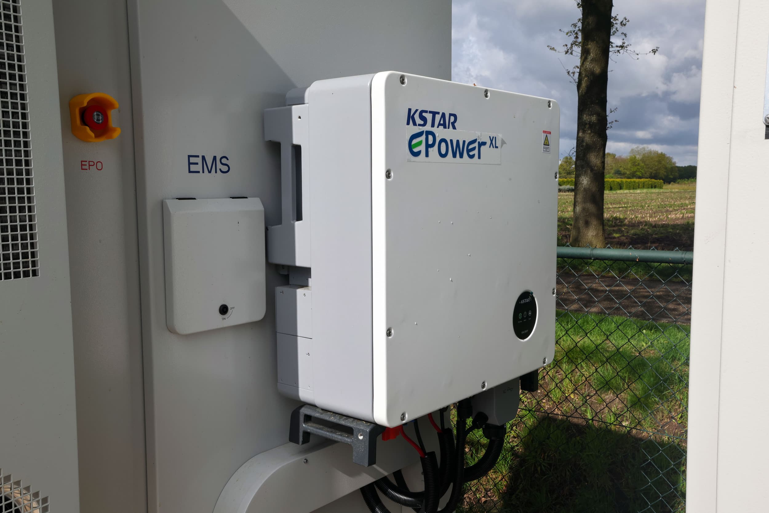 De batterijen zijn verbonden met het energiemanagementsysteem (EMS), dat zelfstandig het moment van laden en legen bepaalt.
