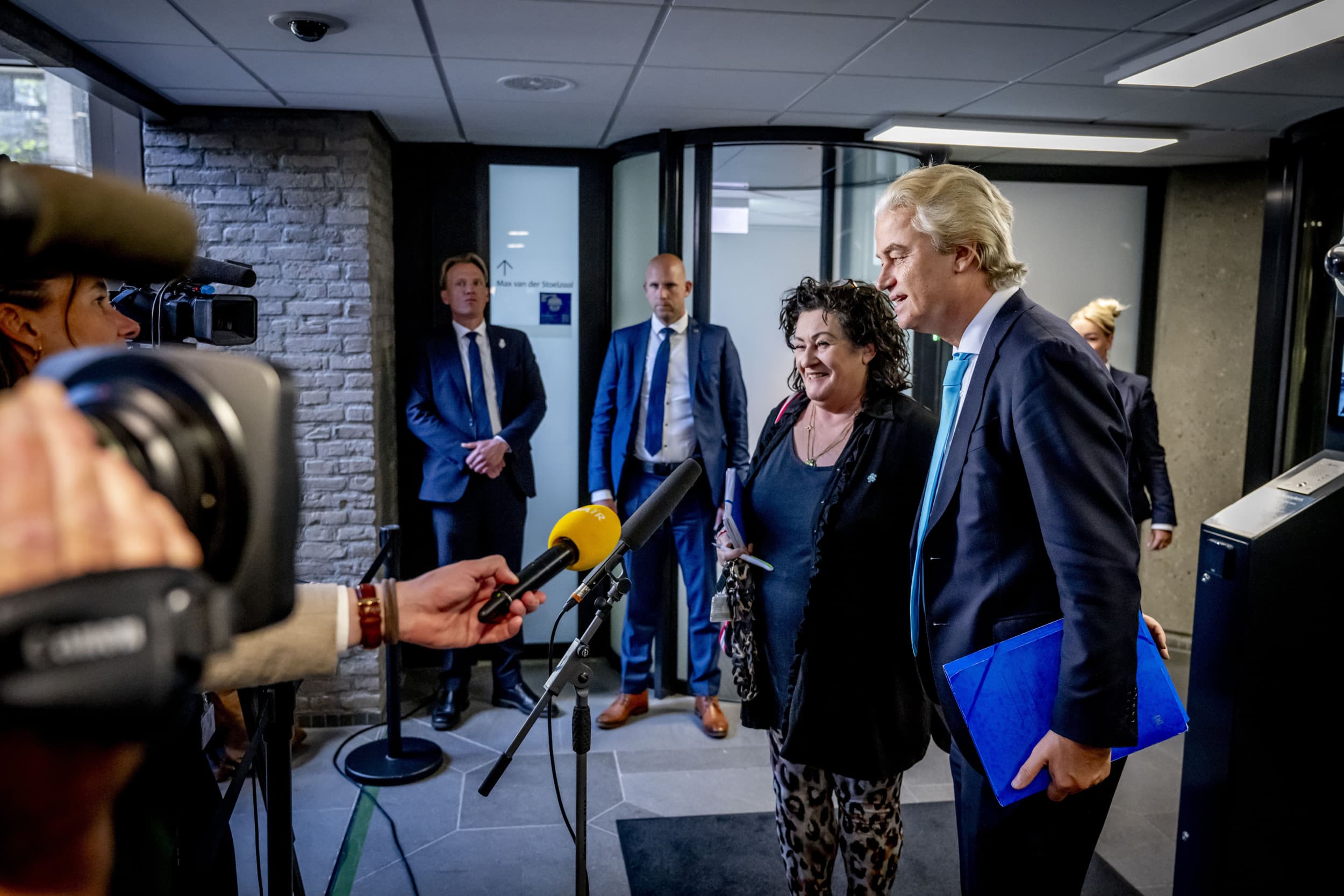 Geert Wilders en Caroline van der Plas staan de pers te woord. – Foto: ANP