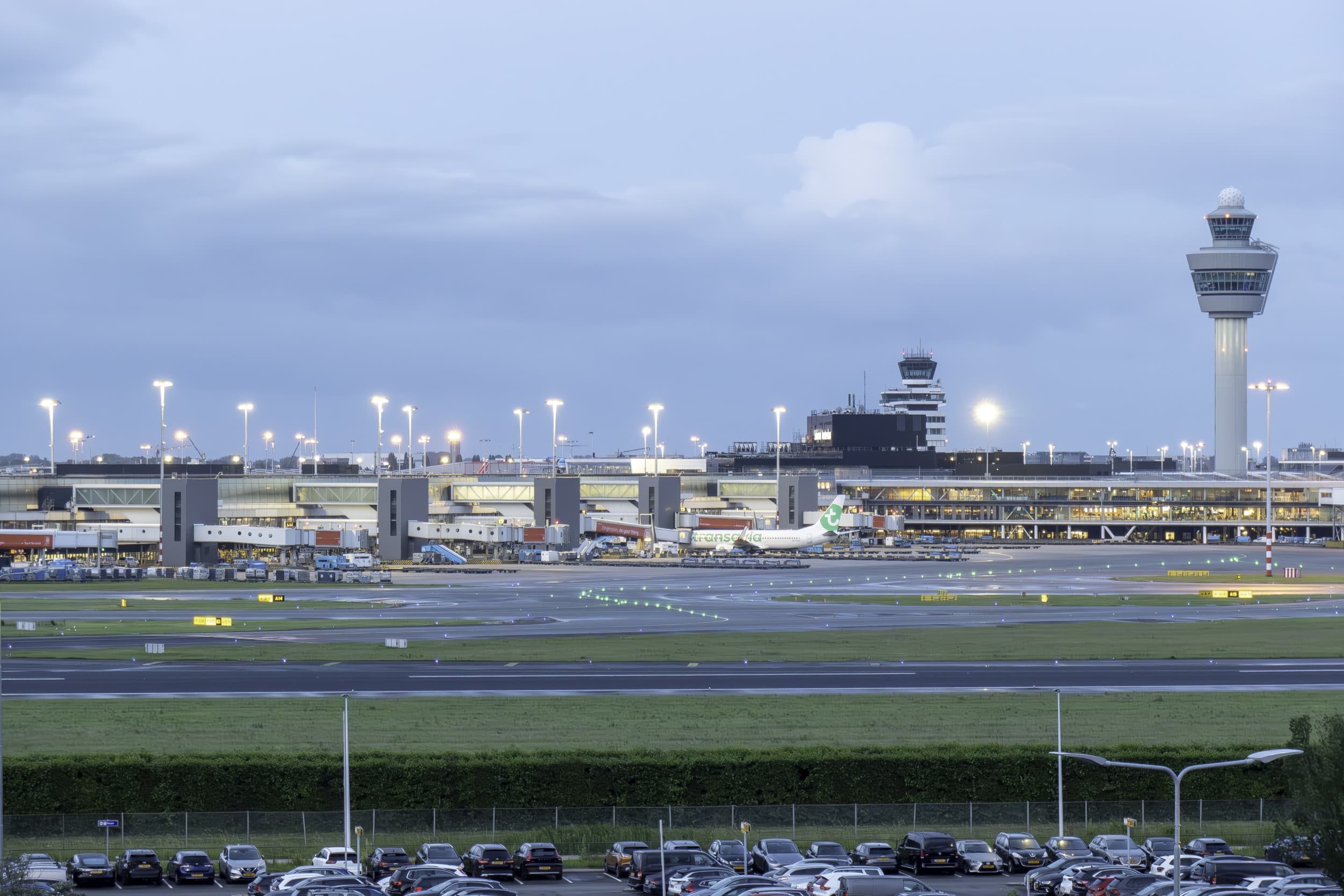 Schiphol tijdens het eerste ochtendlicht. – Foto: ANP