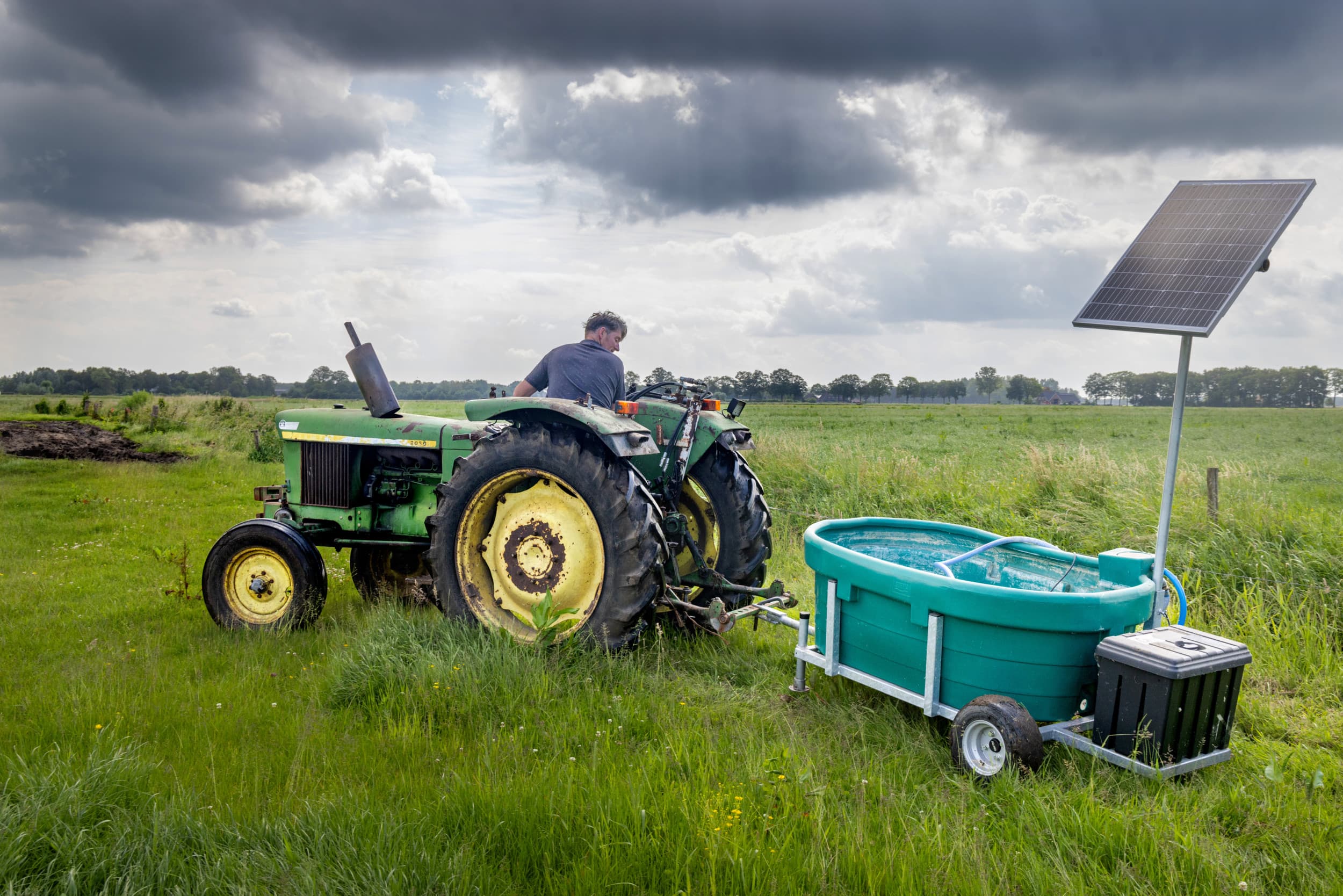 Melkveehouder Gerco Booijink in Broekland (Ov.) is erg te spreken over zijn nieuwe verrijdbare waterbak van Suevia. “Het maakt beweiding op diverse stukken weiland een stuk makkelijker.” – Foto’s: Koos Groenewold