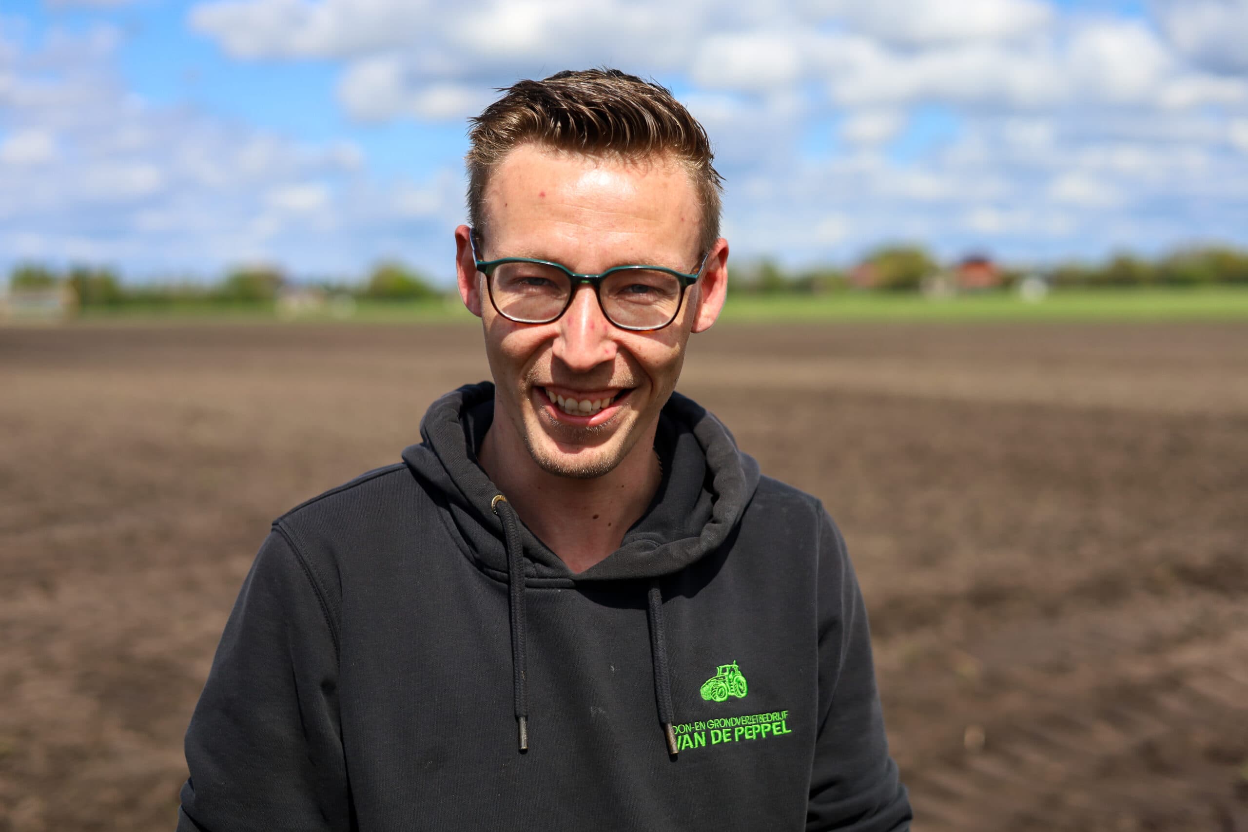 Chauffeur Niek: “Kijk naar links en je ziet mooie zwarte vlakliggende grond. Mest zie je niet, en ook geen gewasresten.”