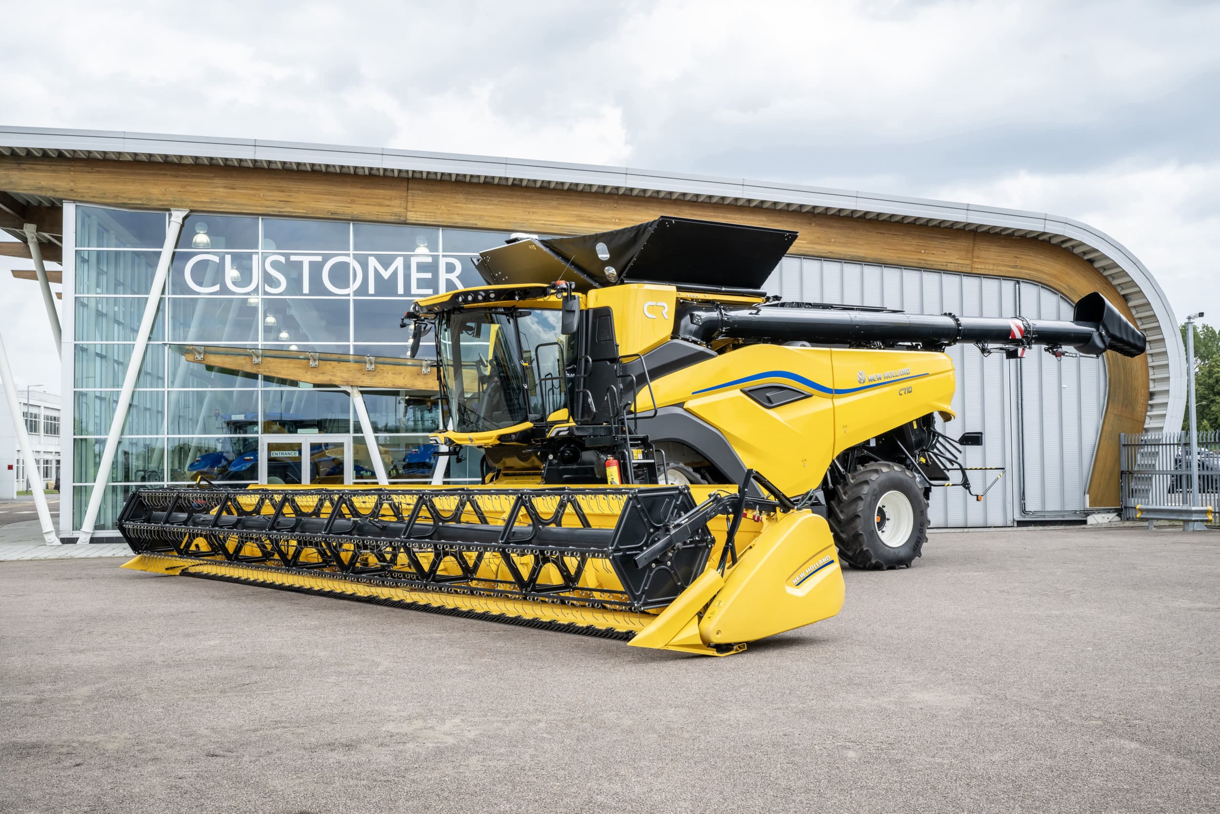 Machinefabrikant New Holland presenteert een nieuwe maaidorser: de CR10. De machine is grotendeels gelijk aan de eerder getoonde CR11, maar met een kleinere motor en bunkerinhoud.- Foto's: New Holland