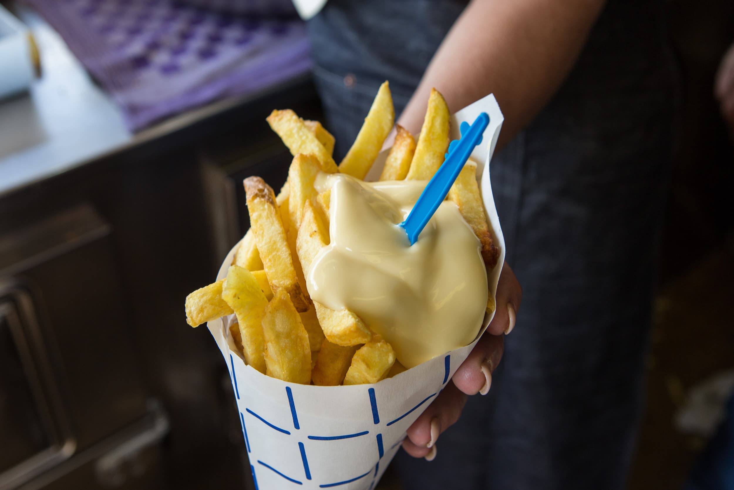 Straks wordt het frietje duurder, aldus een alarmerend bericht in de krant. Veel aardappels verzuipen op het land, waardoor het aanbod krap wordt en de prijs hoog. – Foto: Peter Roek