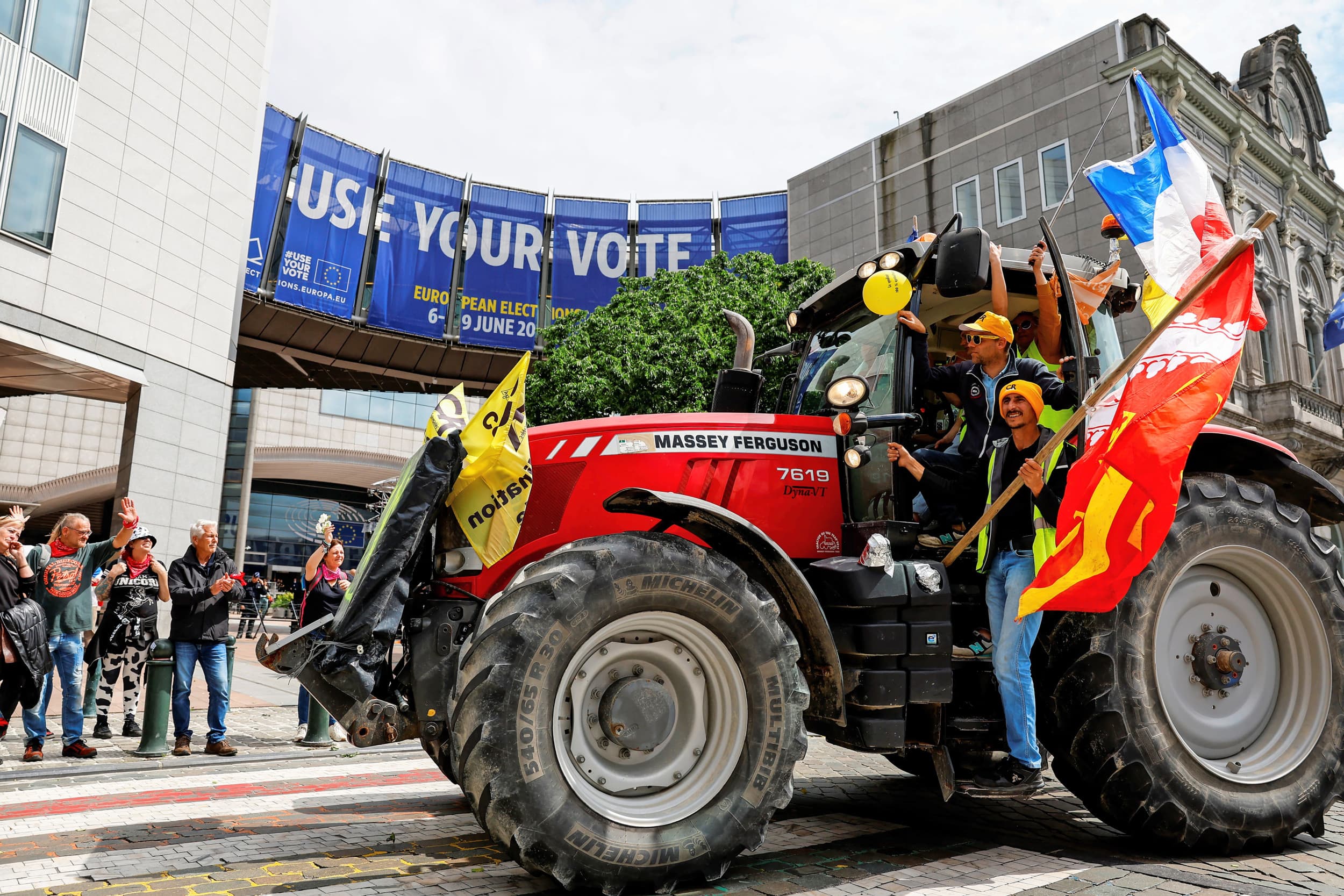 Boeren protesteerden gisteren, 4 juni, voor het Europees Parlement tegen de Europese regelgeving. – Foto: ANP