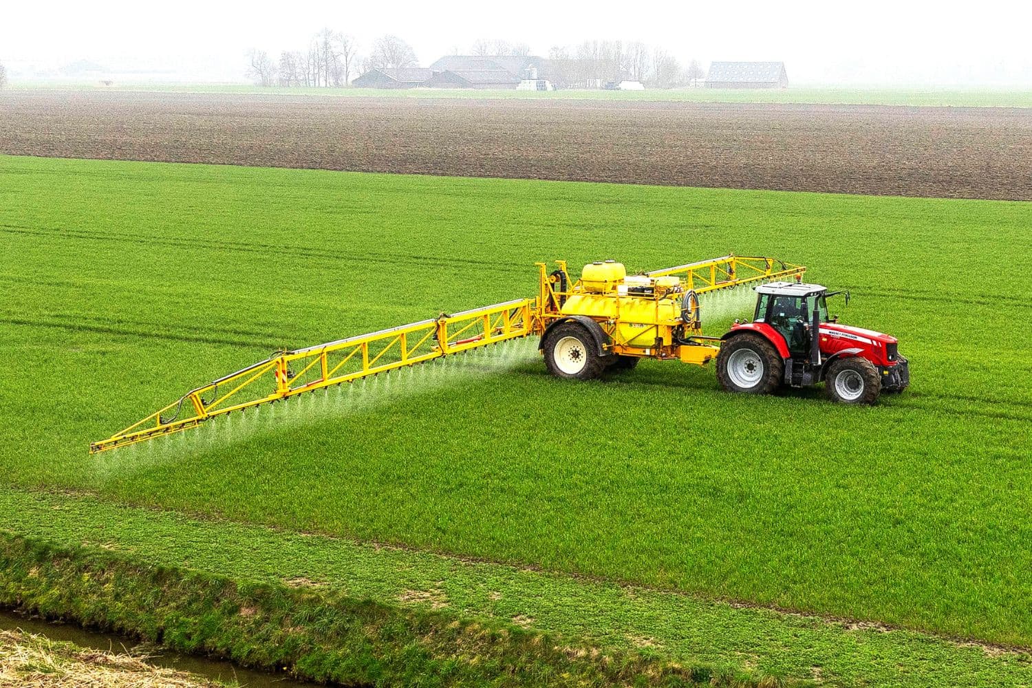 De hoeveelheid pesticide die binnen de EU verkocht wordt, is met 12% afgekomen in de afgelopen tien jaar. – Foto: Koos van der Spek