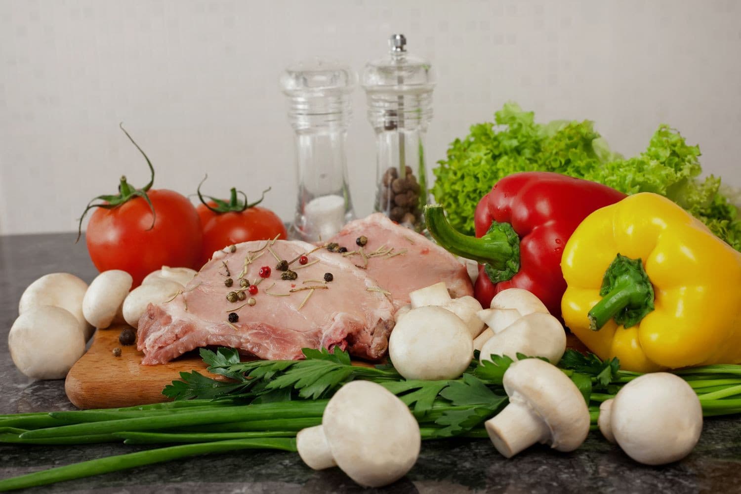 Het ministerie van Landbouw start een campagne om de vraag naar biologische producten te stimuleren en het biologisch areaal in Nederland te vergroten. – Foto: Canva/Getty Images