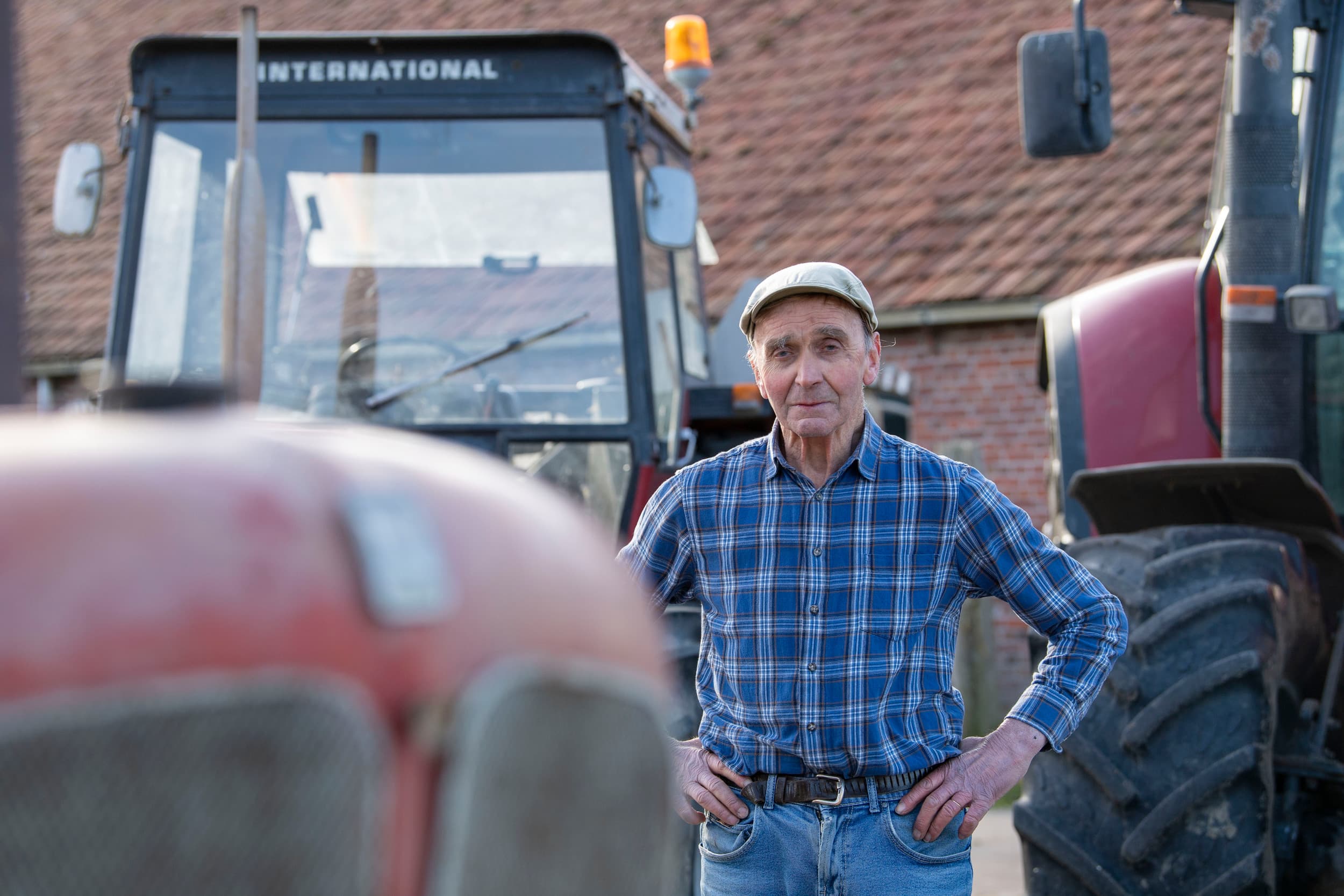 Izak Buijs is bijna 80 jaar en nog fulltime akkerbouwer. Hij krijgt AOW, maar stoppen met werken is niet aan de orde. 'Ik doe het nog graag.' – Foto’s: Mark Pasveer