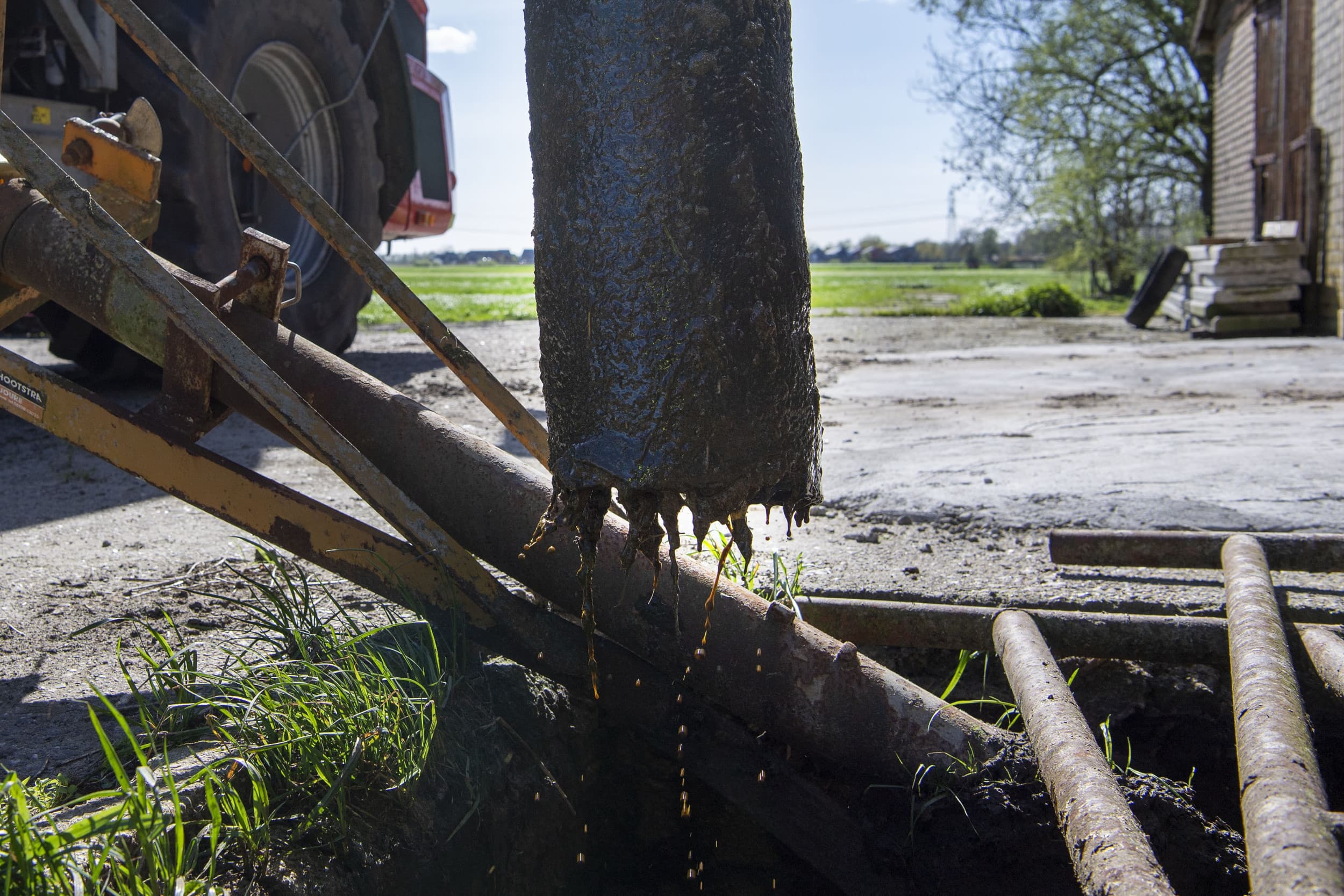 Nadat het natte voorjaar enigszins opluchting bracht door tijdelijke mogelijkheden om mest uit te rijden, blijft de dringende noodzaak voor een structurele oplossing bestaan. – Foto: Mark Pasveer