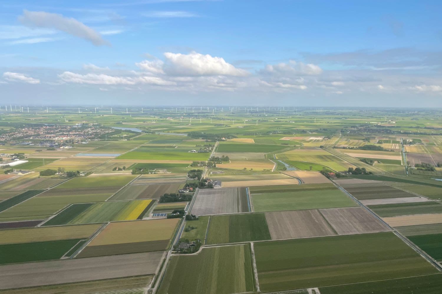 Er zijn speculanten die agrarische grond opkopen en vervolgens in kleine percelen doorverkopen tegen hoge prijzen, met de belofte dat het 'warme grond' is, oftewel grond waarop binnenkort gebouwd kan worden. – Foto: Martijn ter Horst