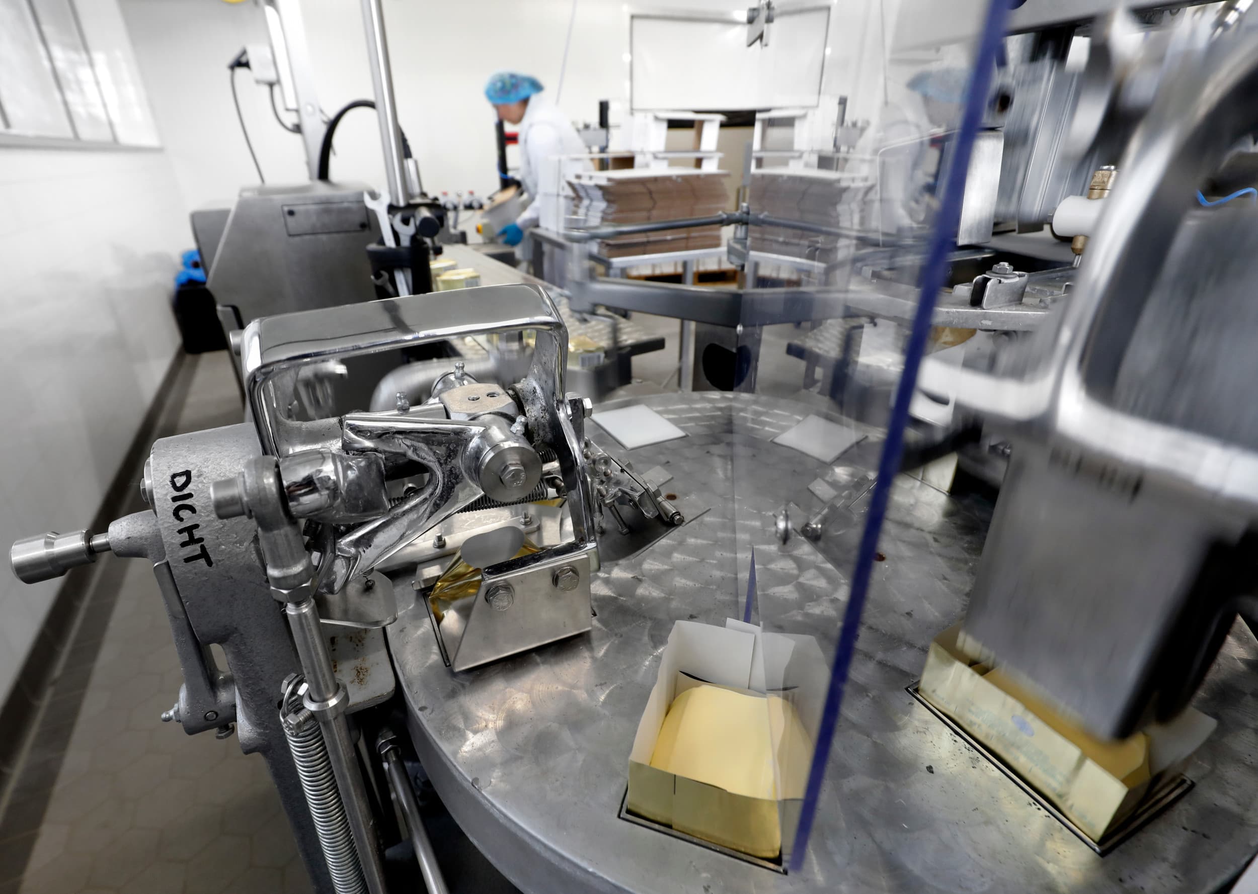 De productie van boter ligt op een lager peil dan een jaar eerder, Veel melk is naar de kaasbakken gegaan, doordat kaasprijzen een vast karakter had in het voorjaar. – Foto: Ruud Ploeg